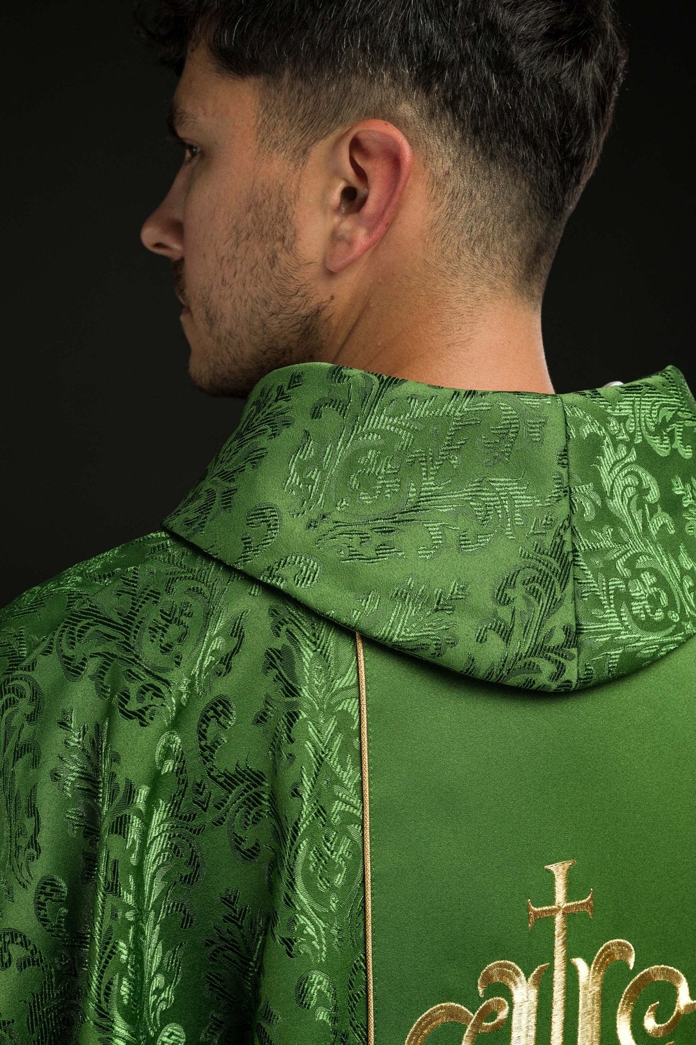 Casula liturgica verde con stolone e ricamo IHS riccamente decorata S-7059-01-67 - PERILPRETE.IT