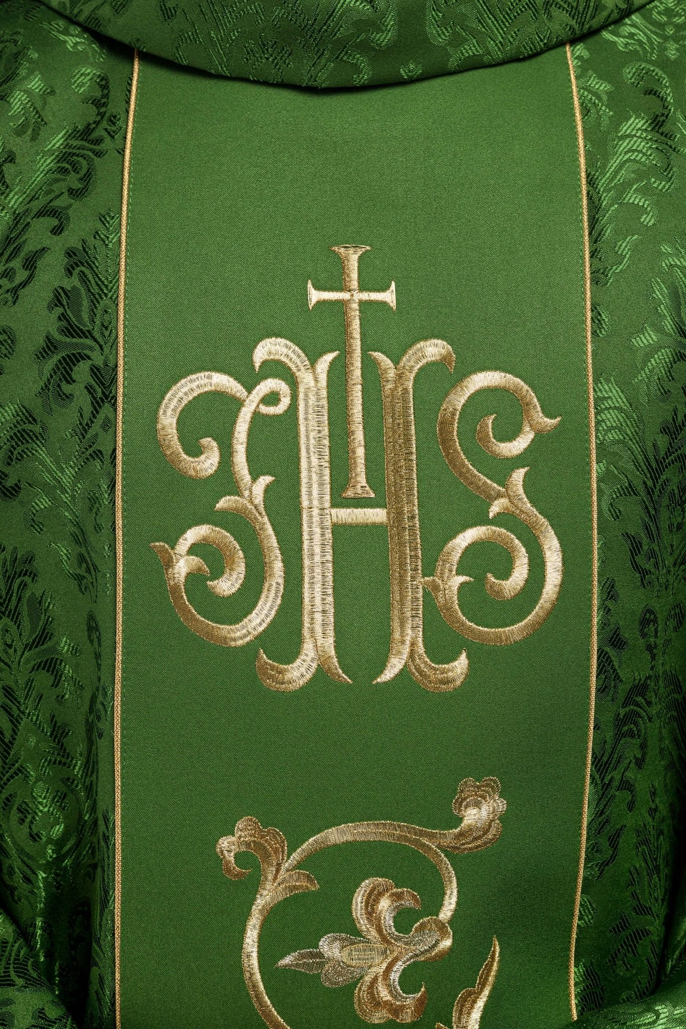 Casula liturgica verde con stolone e ricamo IHS riccamente decorata S-7059-01-67 - PERILPRETE.IT