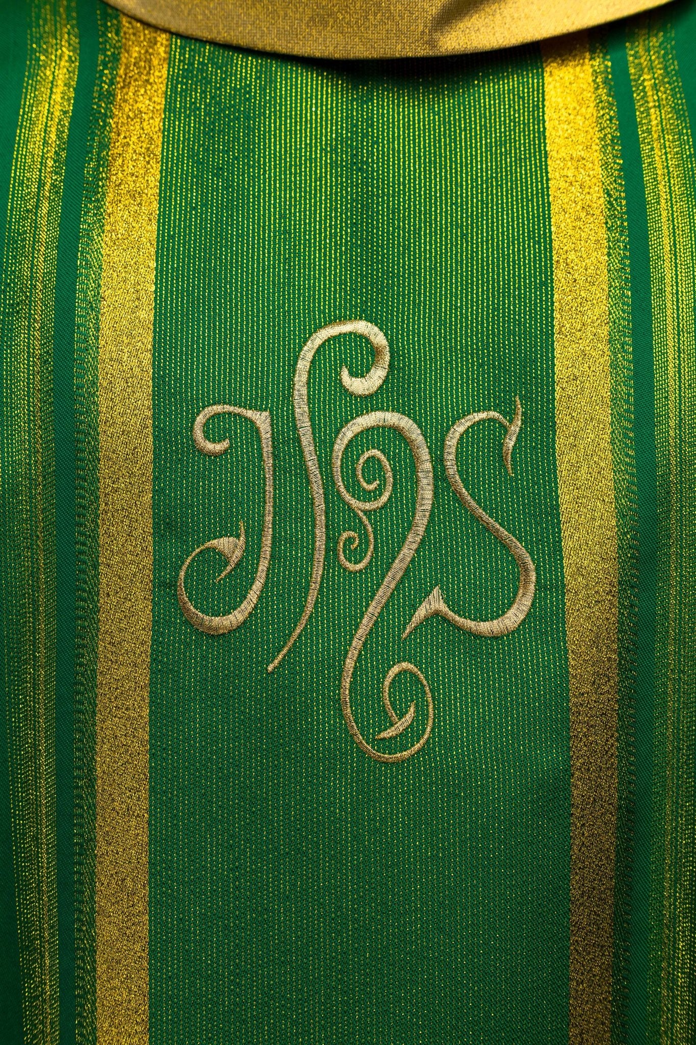 Casula liturgica Verde decorata con ricamo IHS KOR/183/01/27 ZIELONY - PERILPRETE.IT
