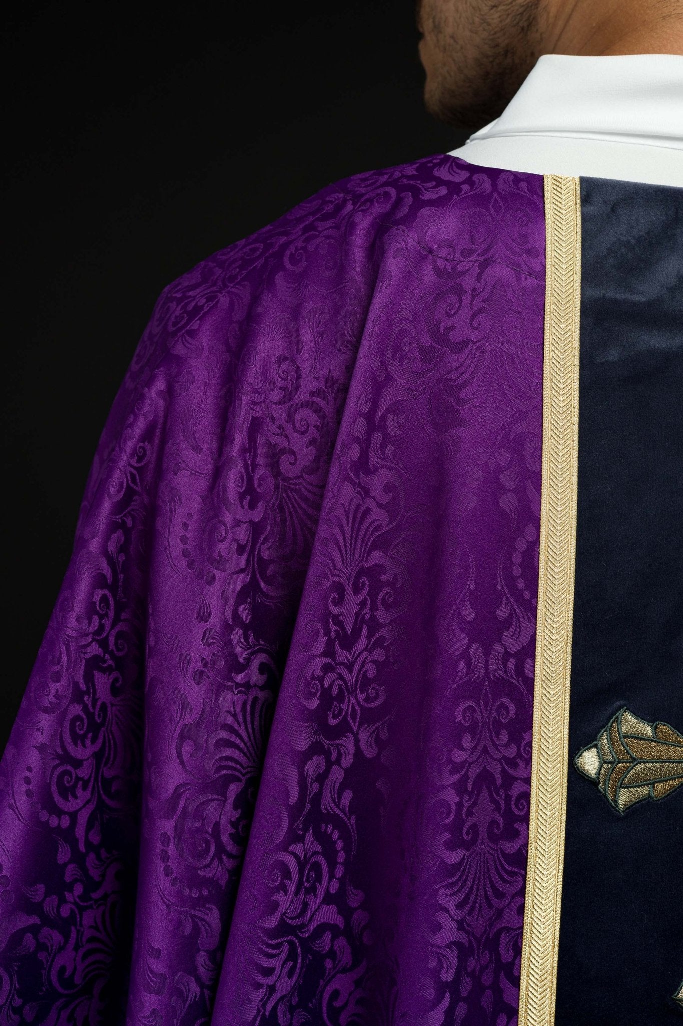 Casula liturgica viola con cintura e ricamo a croce su tessuto jacquard KOA/007/03/98 - PERILPRETE.IT