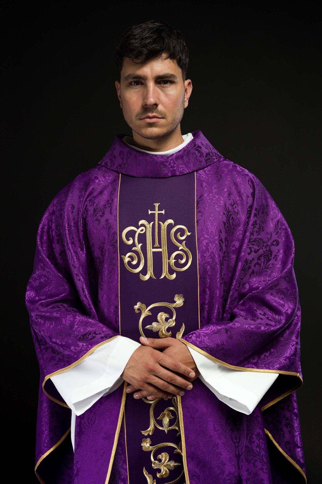 Casula liturgica viola con cintura IHS riccamente decorata S-7059-03-67 - PERILPRETE.IT