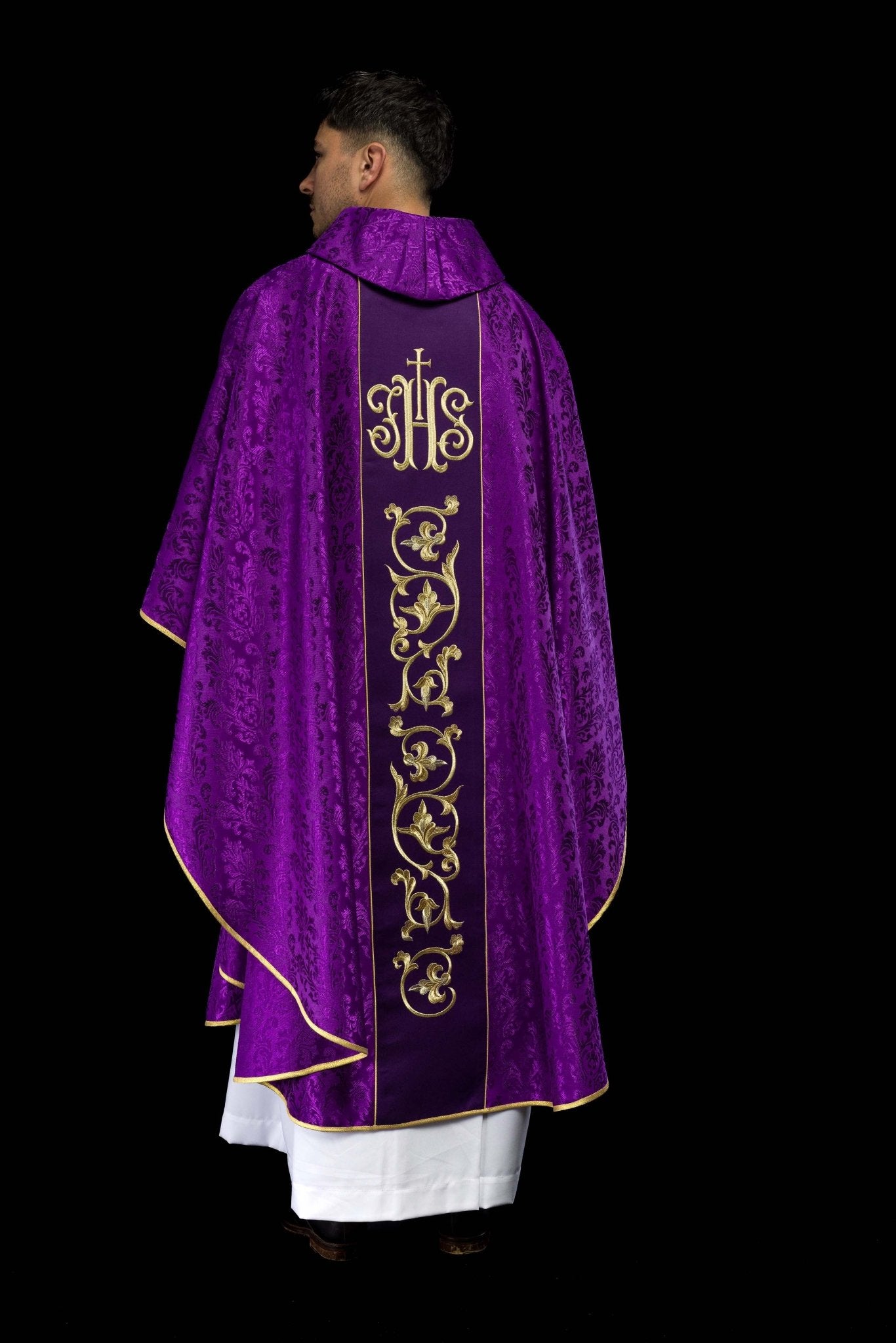Casula liturgica viola con cintura IHS riccamente decorata S-7059-03-67 - PERILPRETE.IT