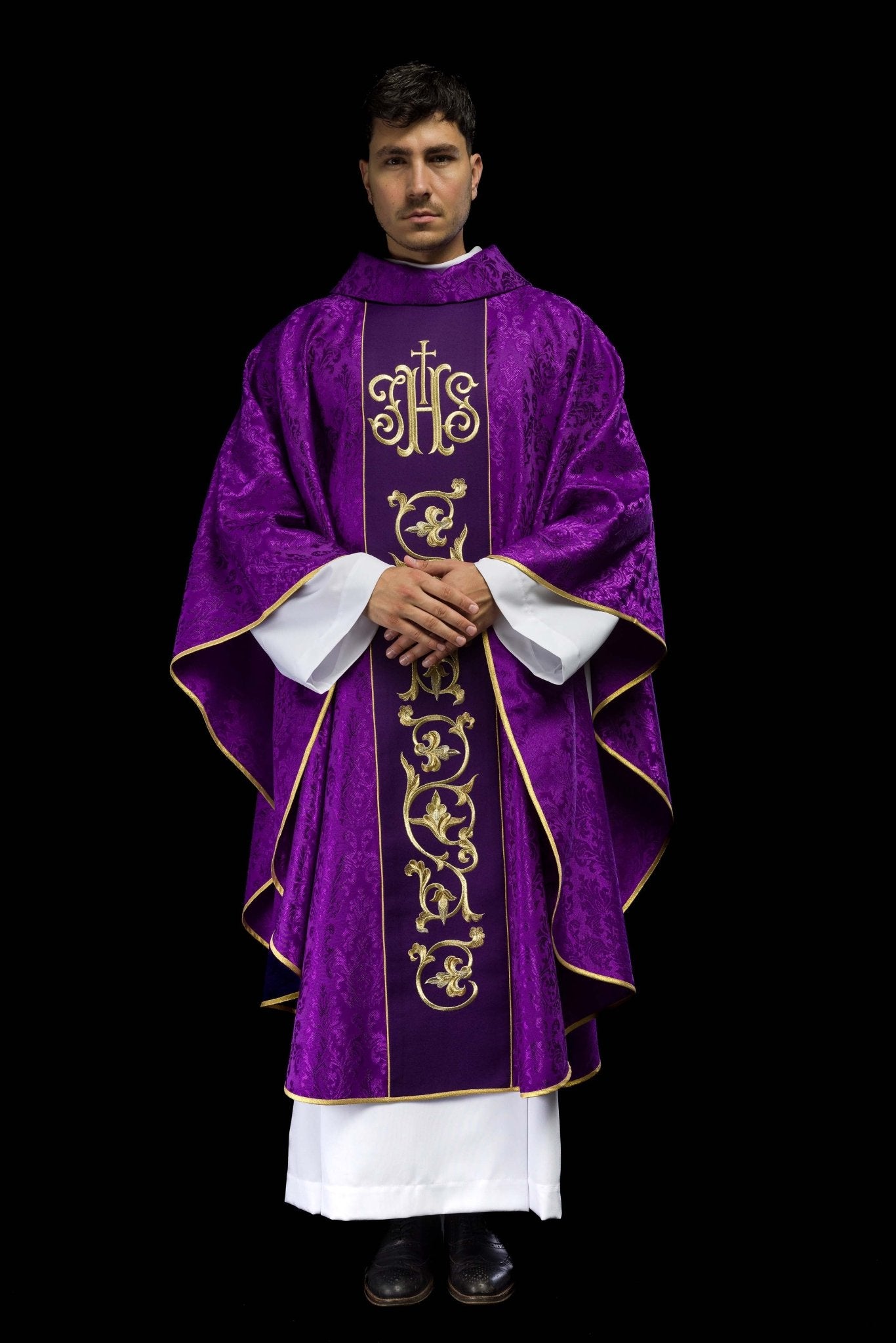 Casula liturgica viola con cintura IHS riccamente decorata S-7059-03-67 - PERILPRETE.IT