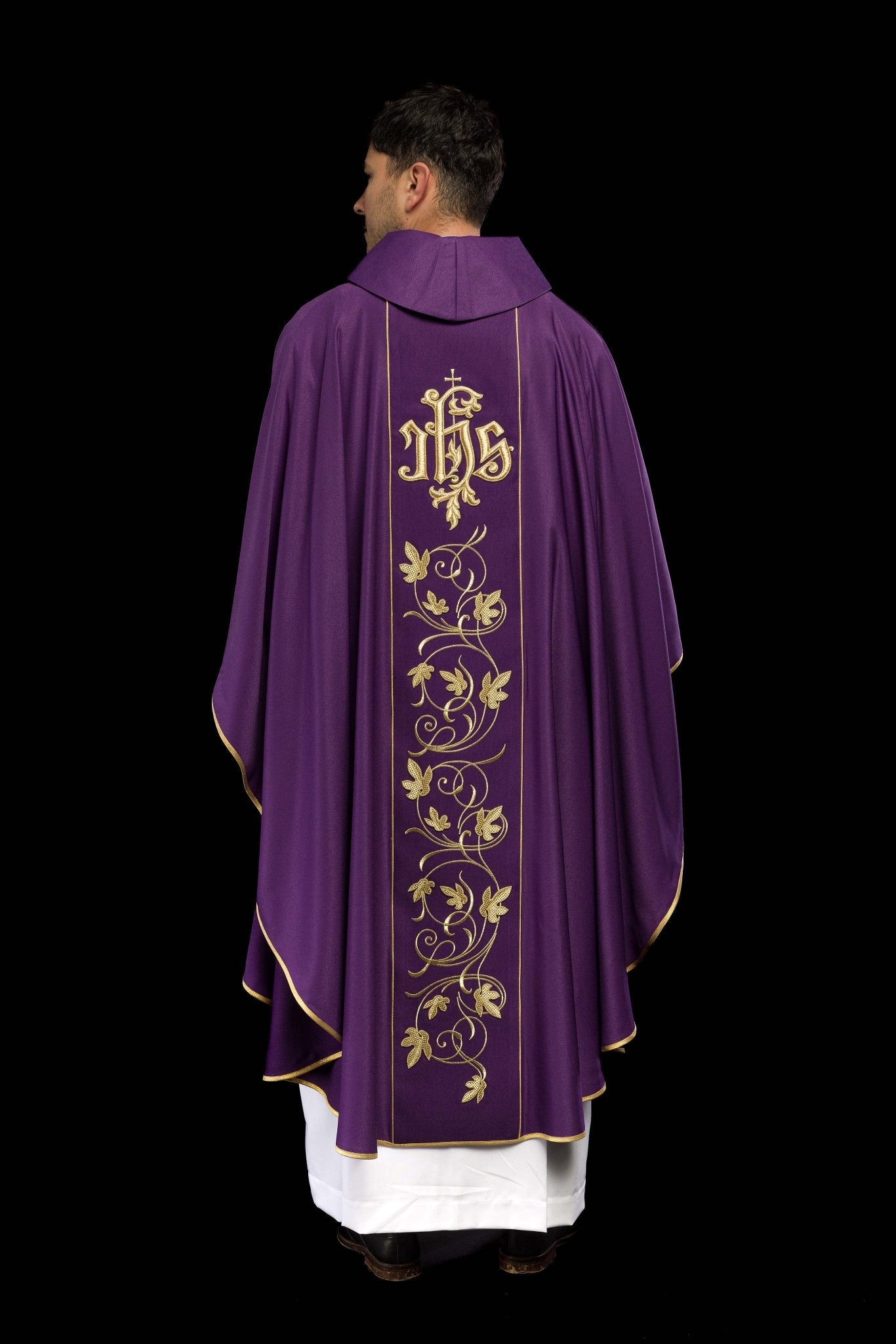 Casula liturgica viola con cintura riccamente decorata con motivo floreale e IHS S-7051-03-53 - PERILPRETE.IT