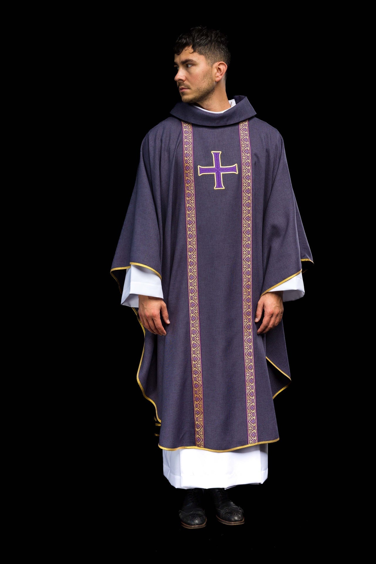Casula liturgica viola con croce ricamata e bande jacquard KOR/975/03/70 - PERILPRETE.IT