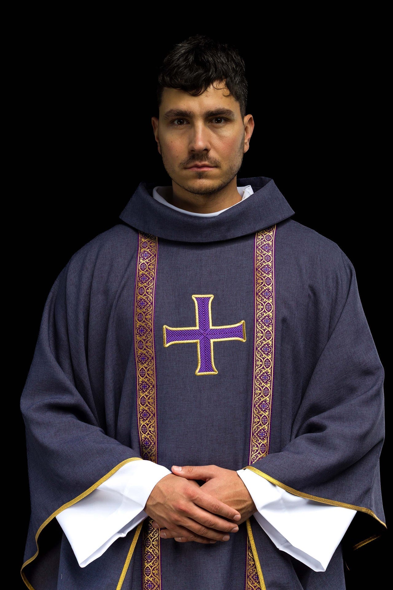 Casula liturgica viola con croce ricamata e bande jacquard KOR/975/03/70 - PERILPRETE.IT