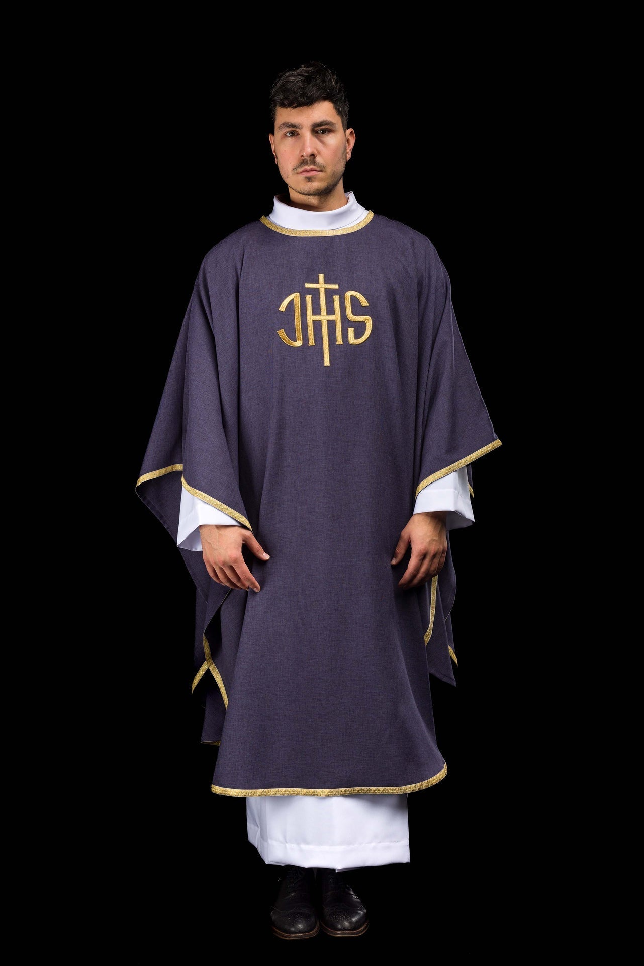 Casula liturgica viola con ricamo dorato IHS KOA/001/03/70 - PERILPRETE.IT