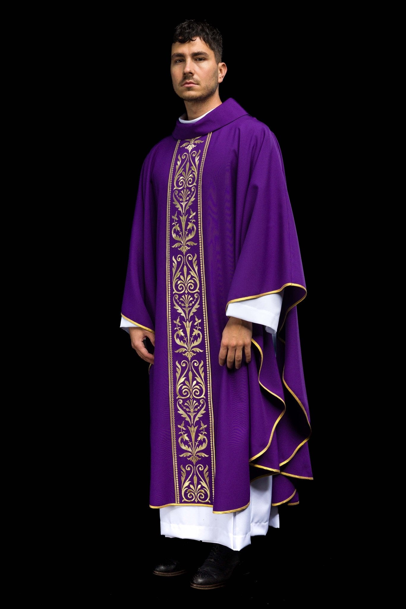 Casula liturgica Viola decorata con ampio stolone dorato ricamato KOR/008/03/01 FIOLET - PERILPRETE.IT