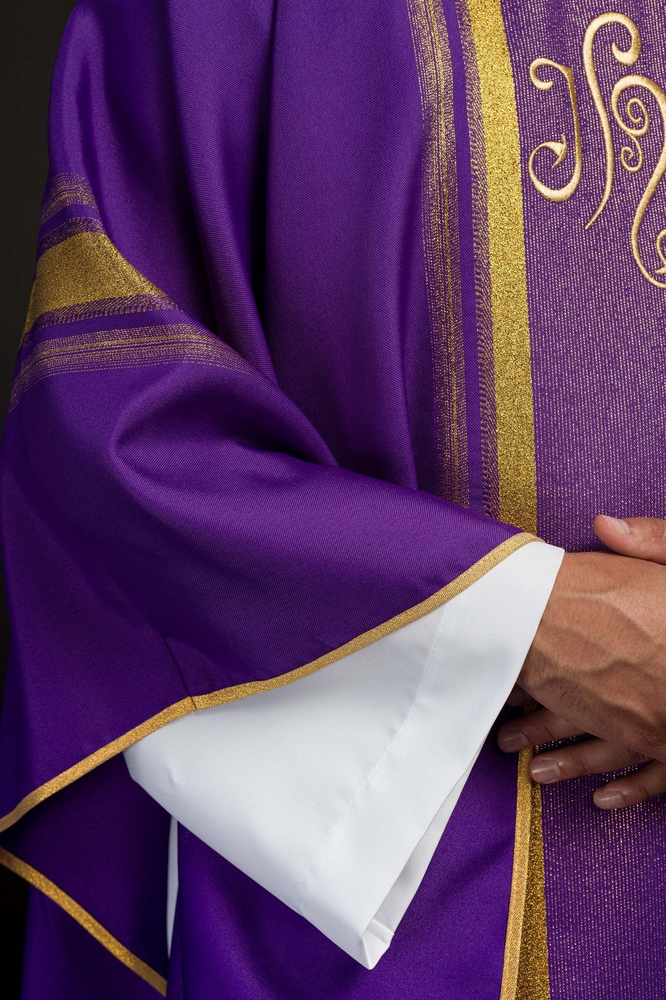Casula liturgica Viola decorata con ricamo IHS KOR/183/03/27 FIOLET - PERILPRETE.IT