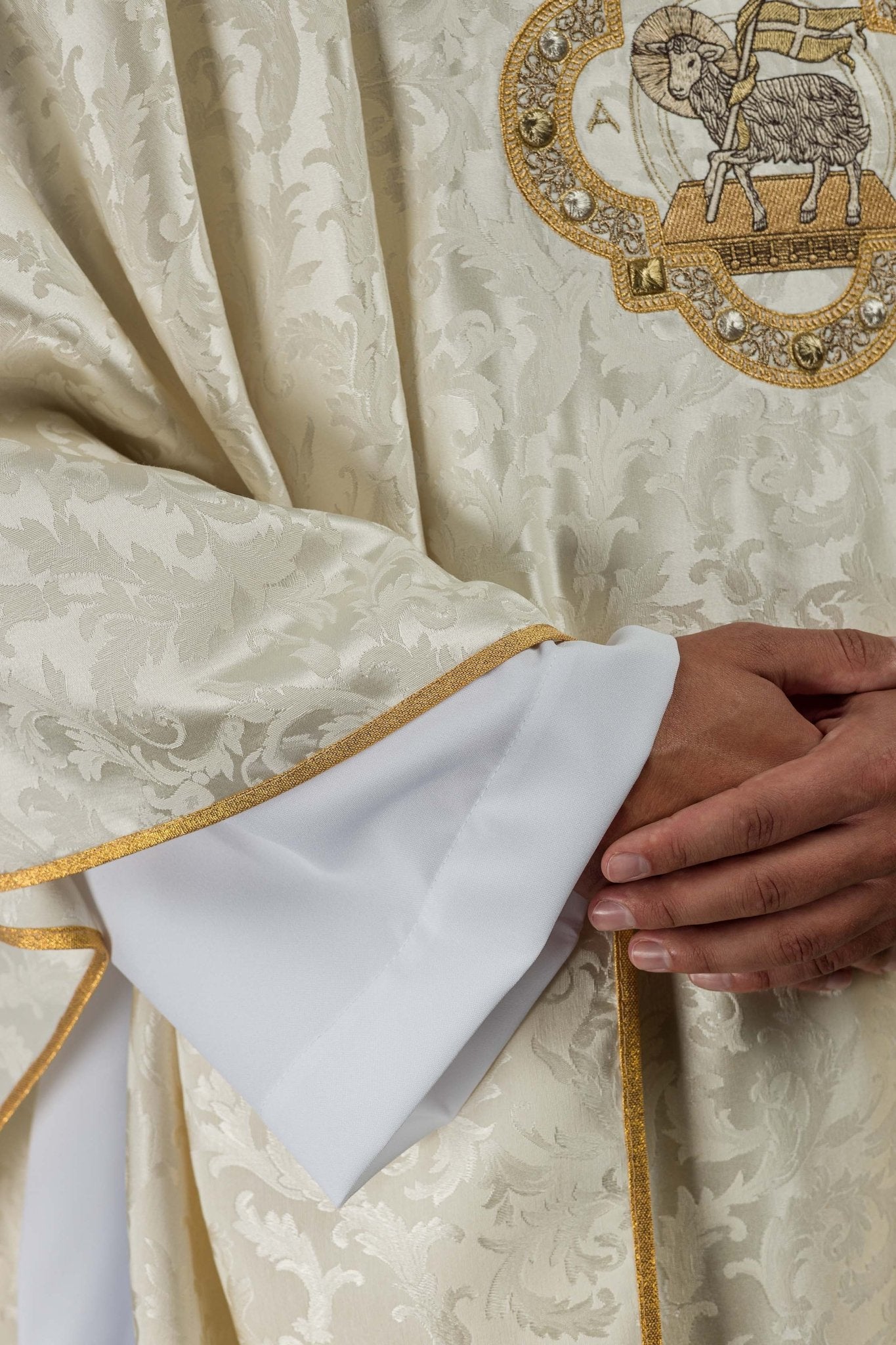 Casula ricamata agnello pasquale su tessuto decorativo S-7072-05-88 - PERILPRETE.IT