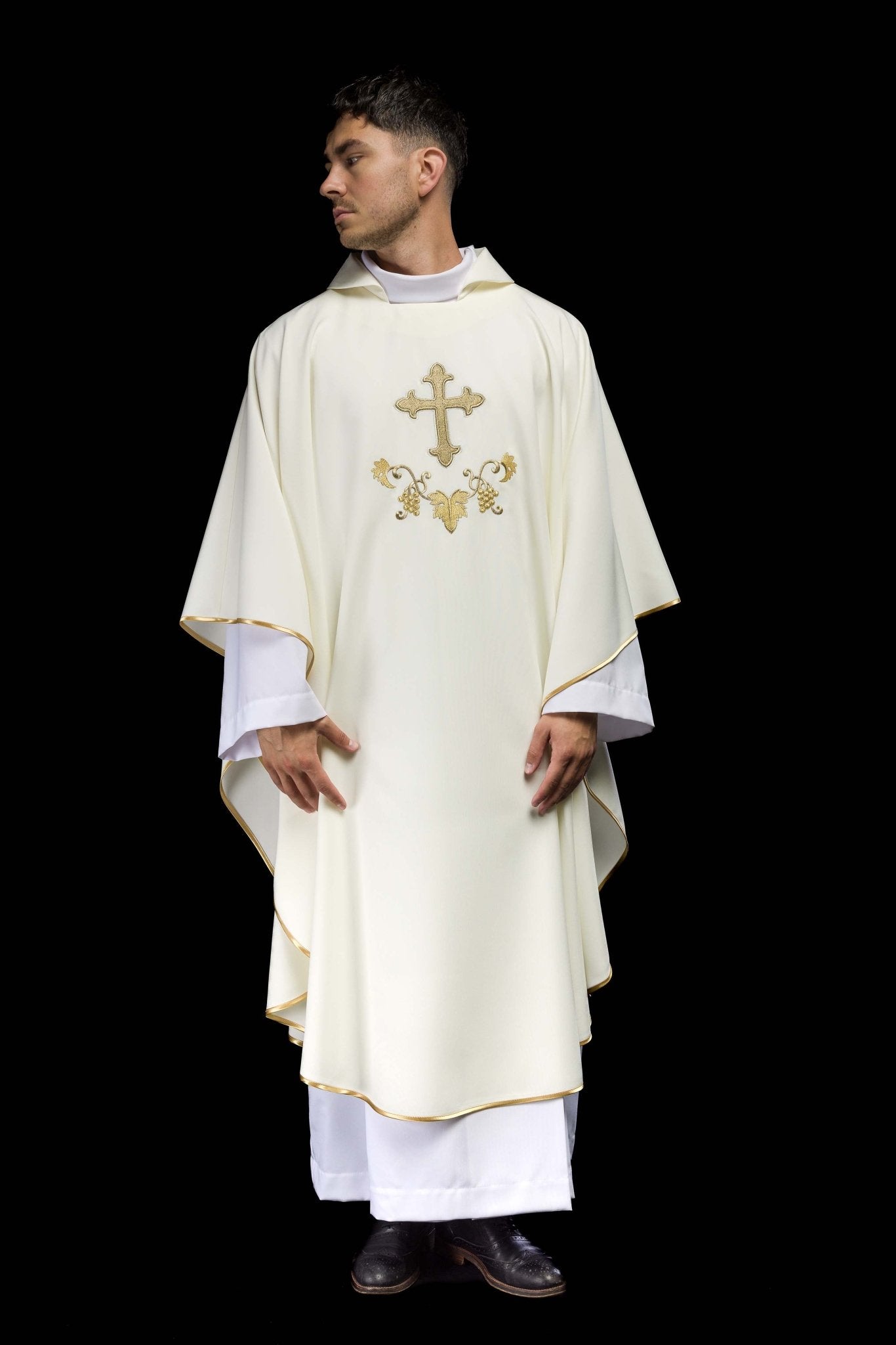 Casula ricamata color ecru con un simbolo a croce e ampio colletto KOK/001/05/12/KARO - PERILPRETE.IT