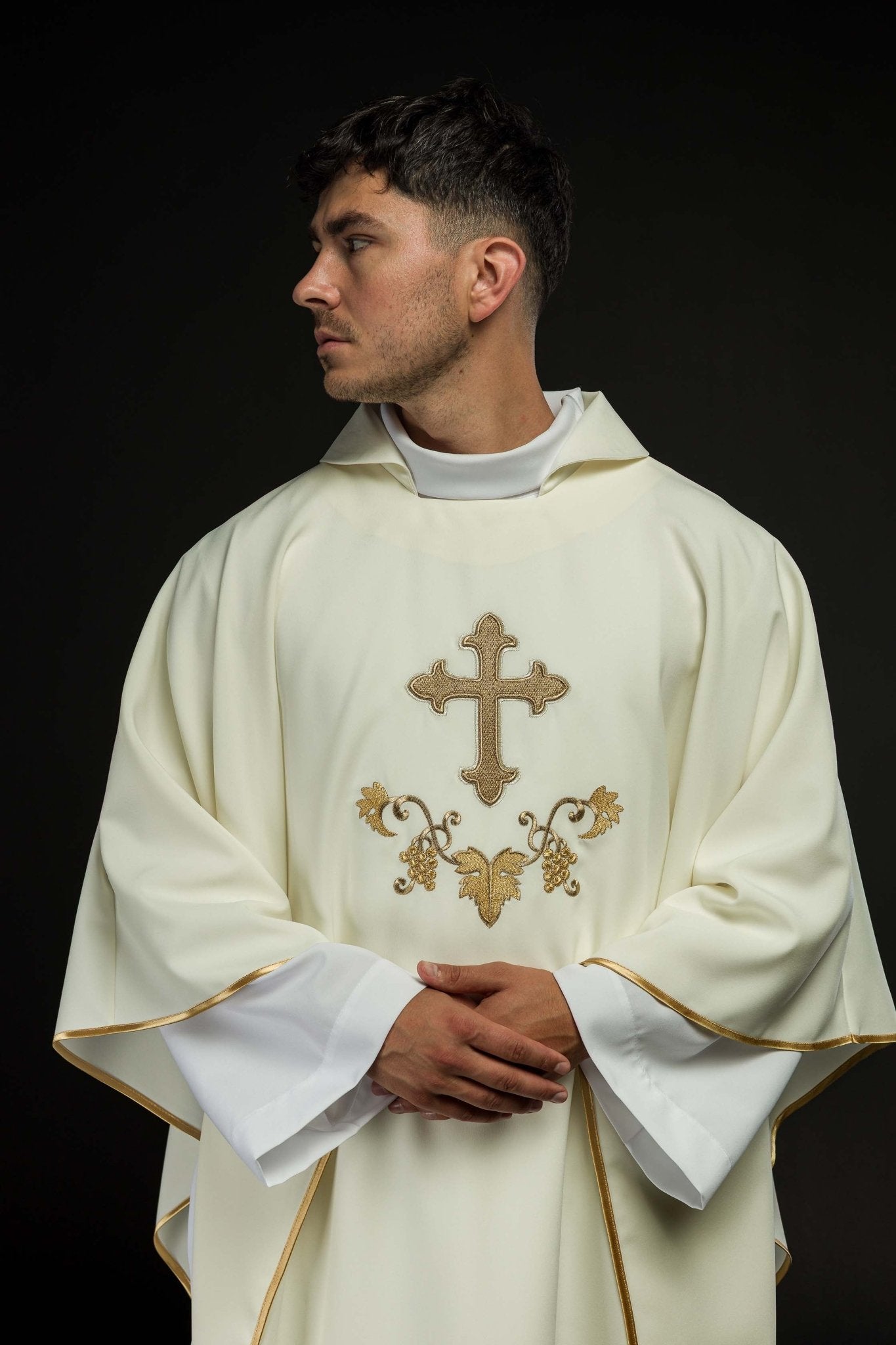 Casula ricamata color ecru con un simbolo a croce e ampio colletto KOK/001/05/12/KARO - PERILPRETE.IT