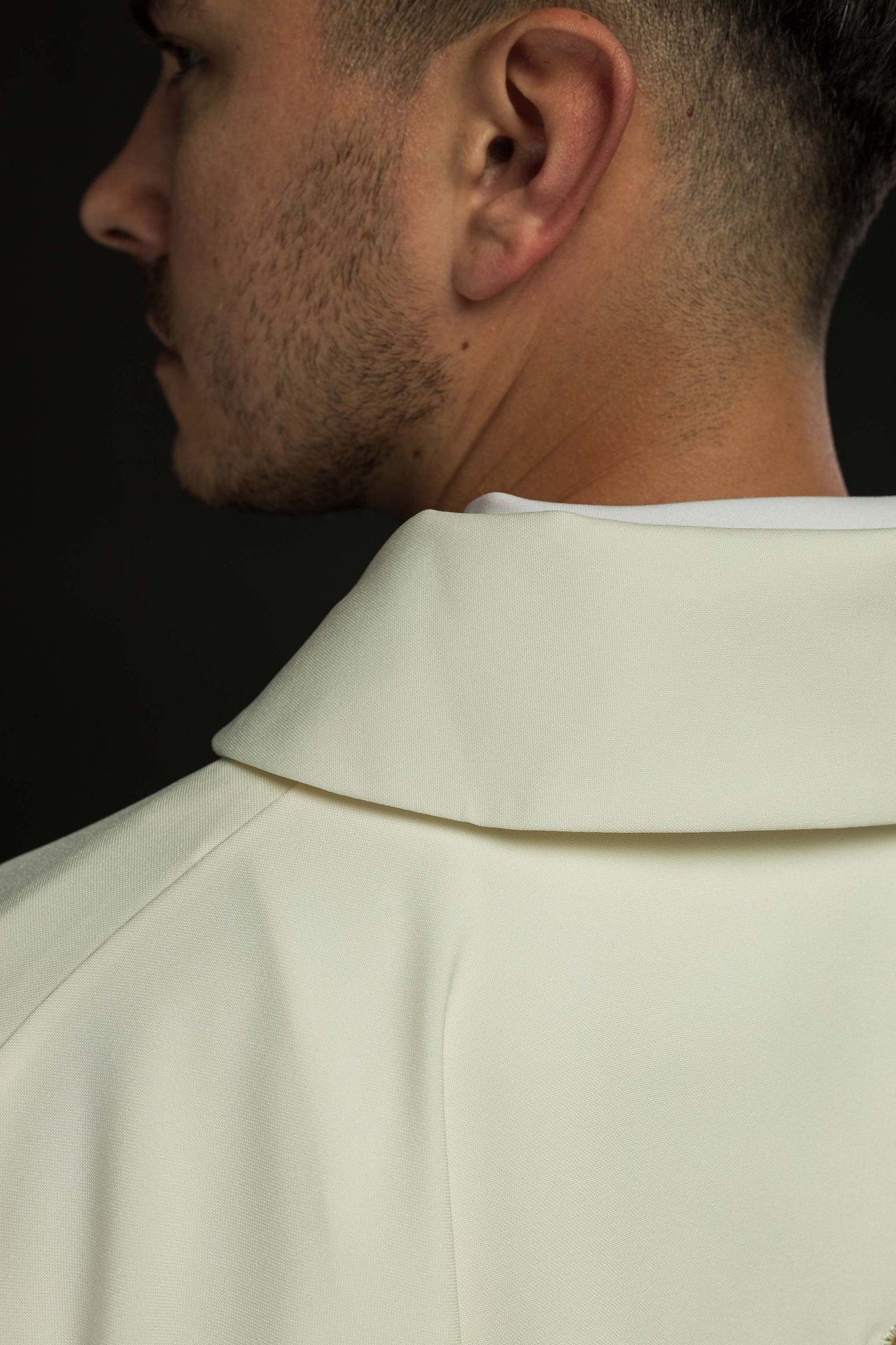 Casula ricamata color ecru con un simbolo a croce e ampio colletto KOK/001/05/12/KARO - PERILPRETE.IT