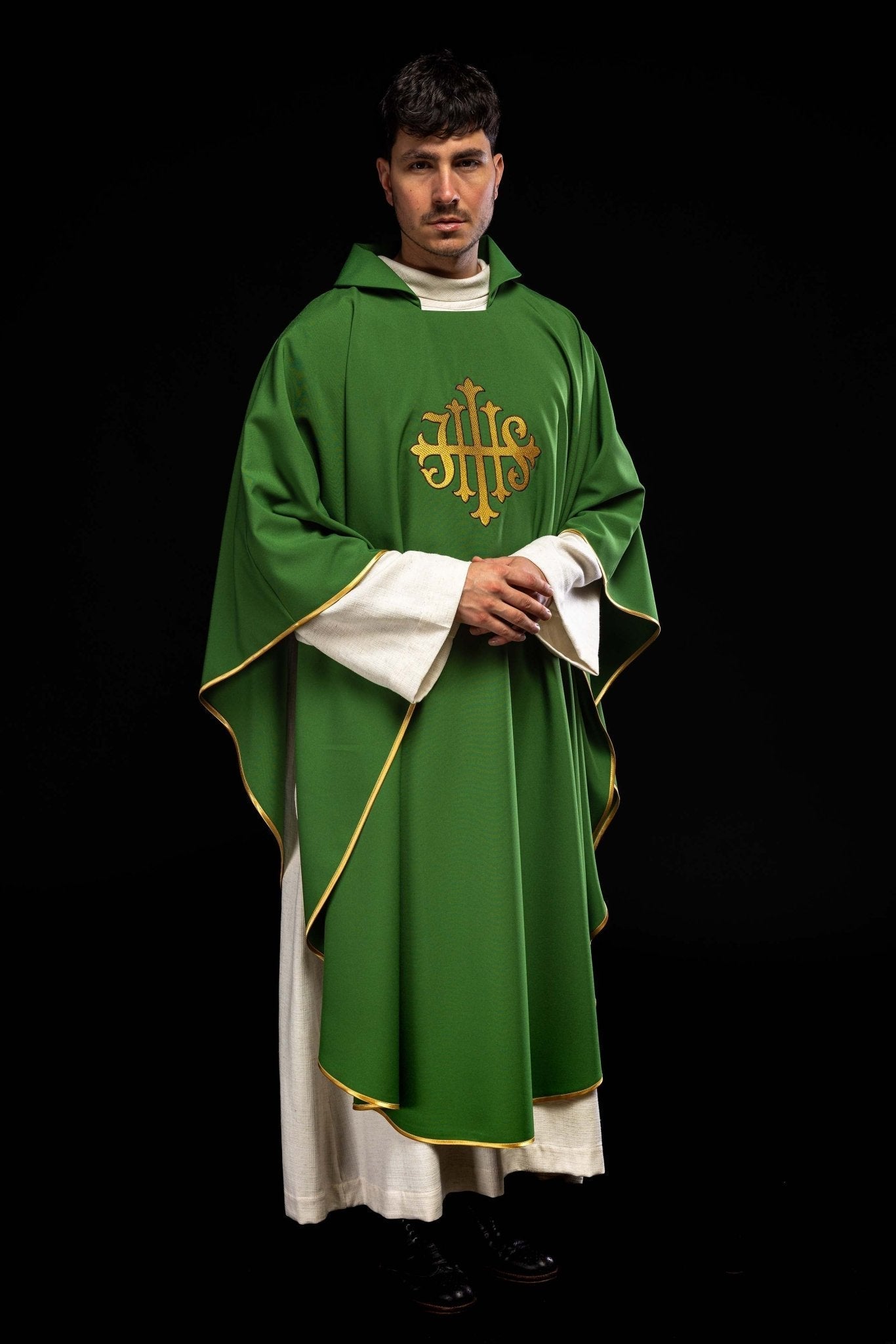 Casula ricamata con il simbolo JHS e ampio colletto verde KOK/005/01/12/KARO - PERILPRETE.IT