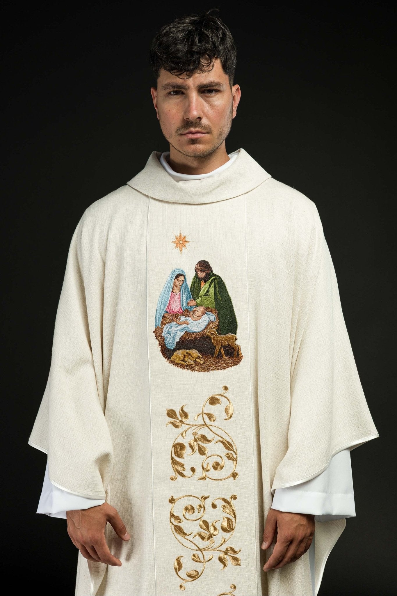 Casula ricamata con immagine della Sacra Famiglia tessuto naturale KOR/276/05/49 - PERILPRETE.IT