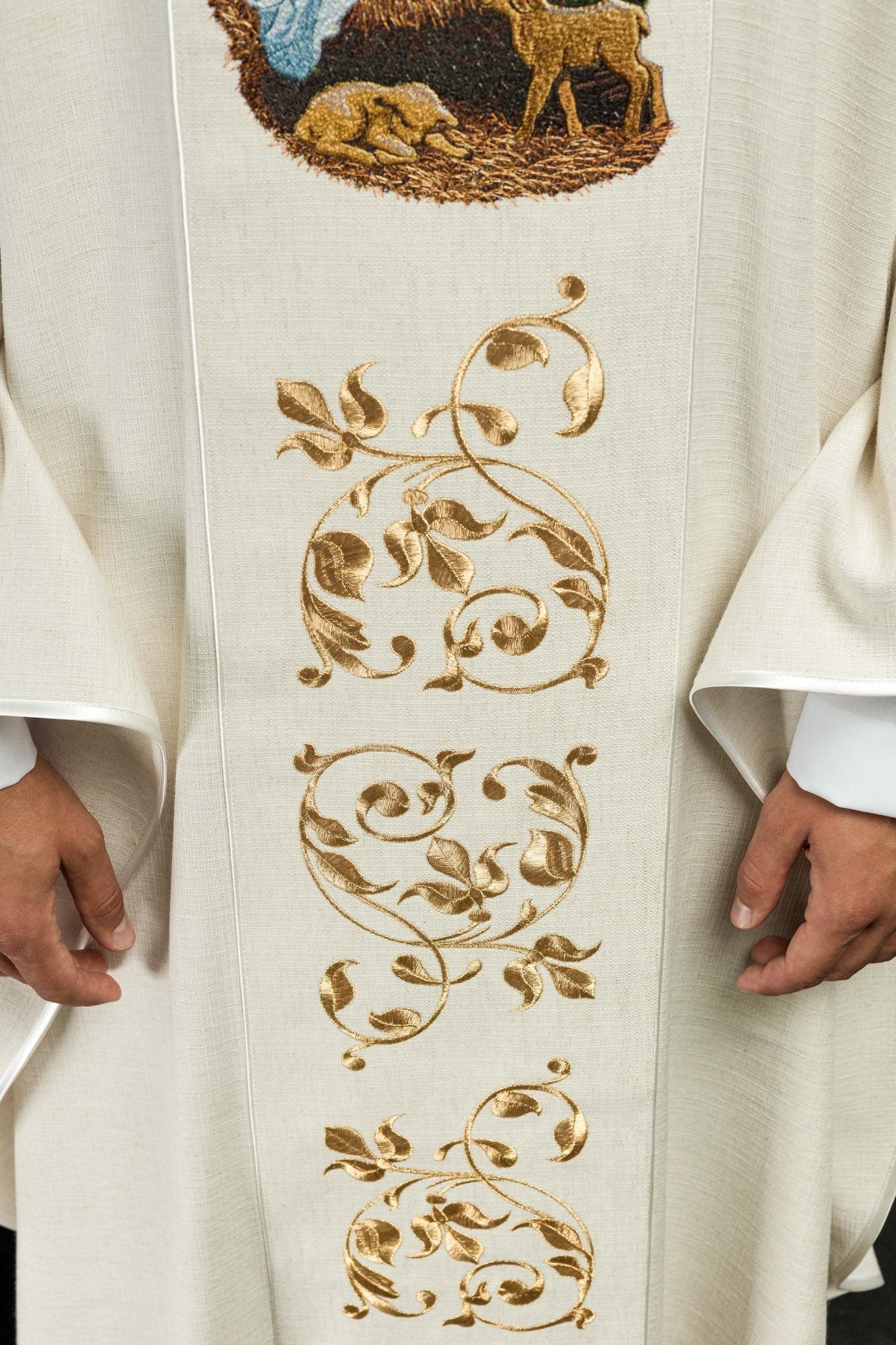 Casula ricamata con immagine della Sacra Famiglia tessuto naturale KOR/276/05/49 - PERILPRETE.IT