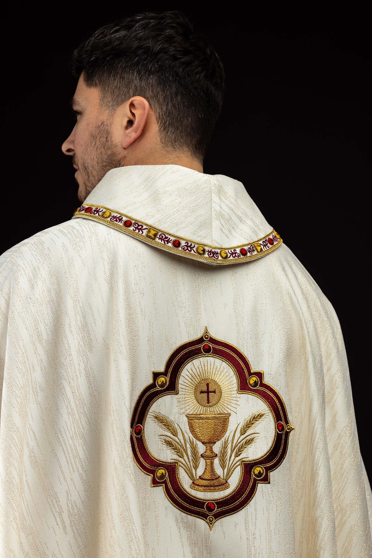 Casula ricamata con l’immagine del Sacro Cuore di Gesù e del calice eucaristico LE/7076/05 - PERILPRETE.IT