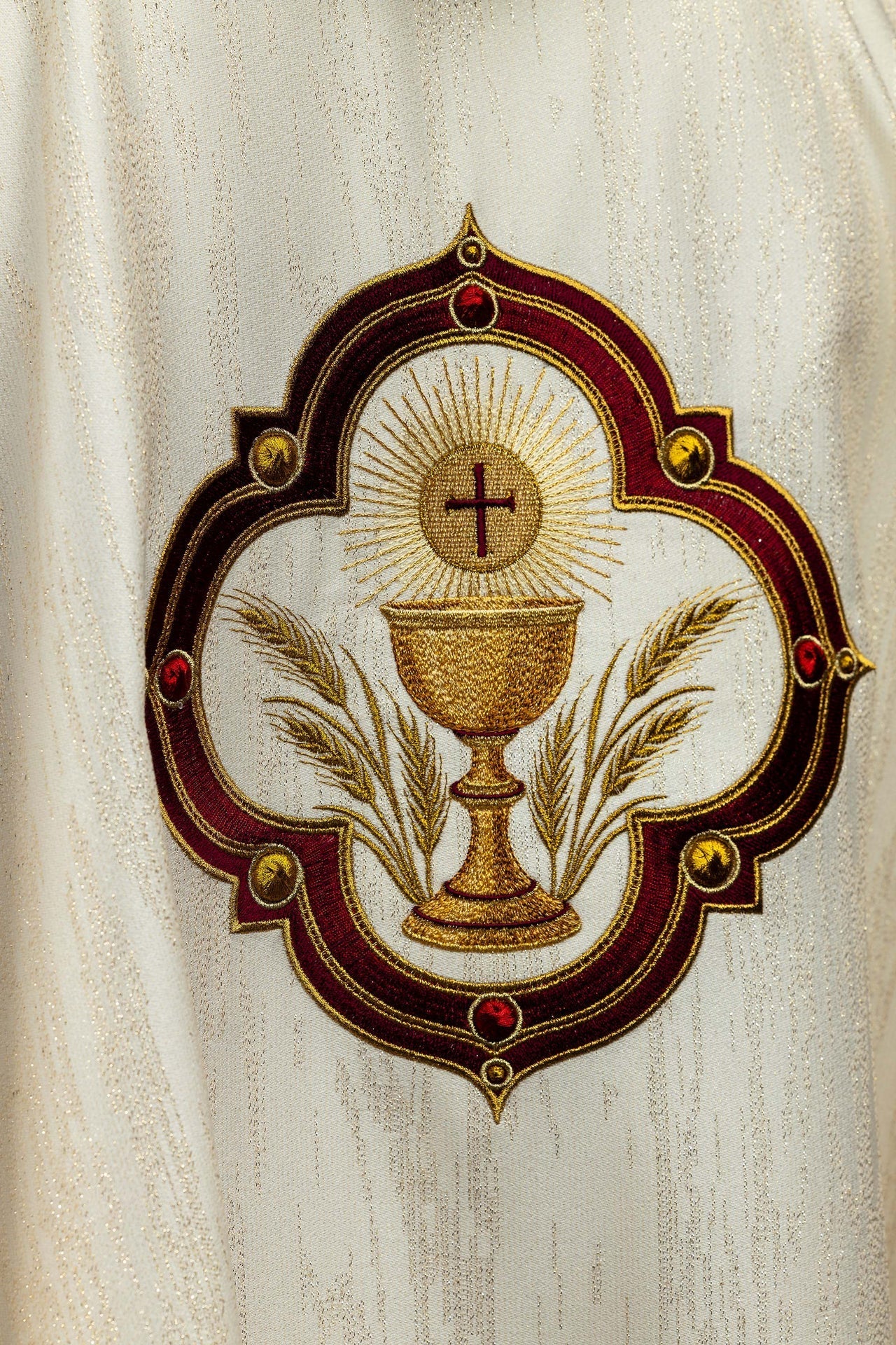 Casula ricamata con l’immagine del Sacro Cuore di Gesù e del calice eucaristico LE/7076/05 - PERILPRETE.IT