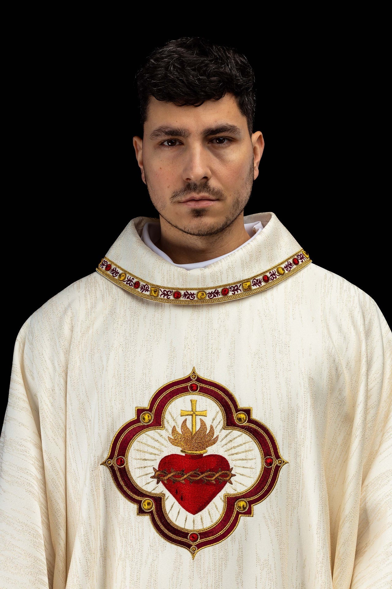 Casula ricamata con l’immagine del Sacro Cuore di Gesù e del calice eucaristico LE/7076/05 - PERILPRETE.IT