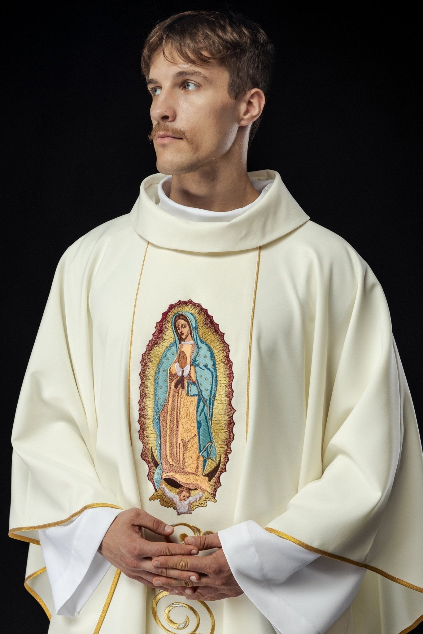 Casula ricamata con l'immagine della Madonna di Guadalupe KOW2/015/05/01 - PERILPRETE.IT