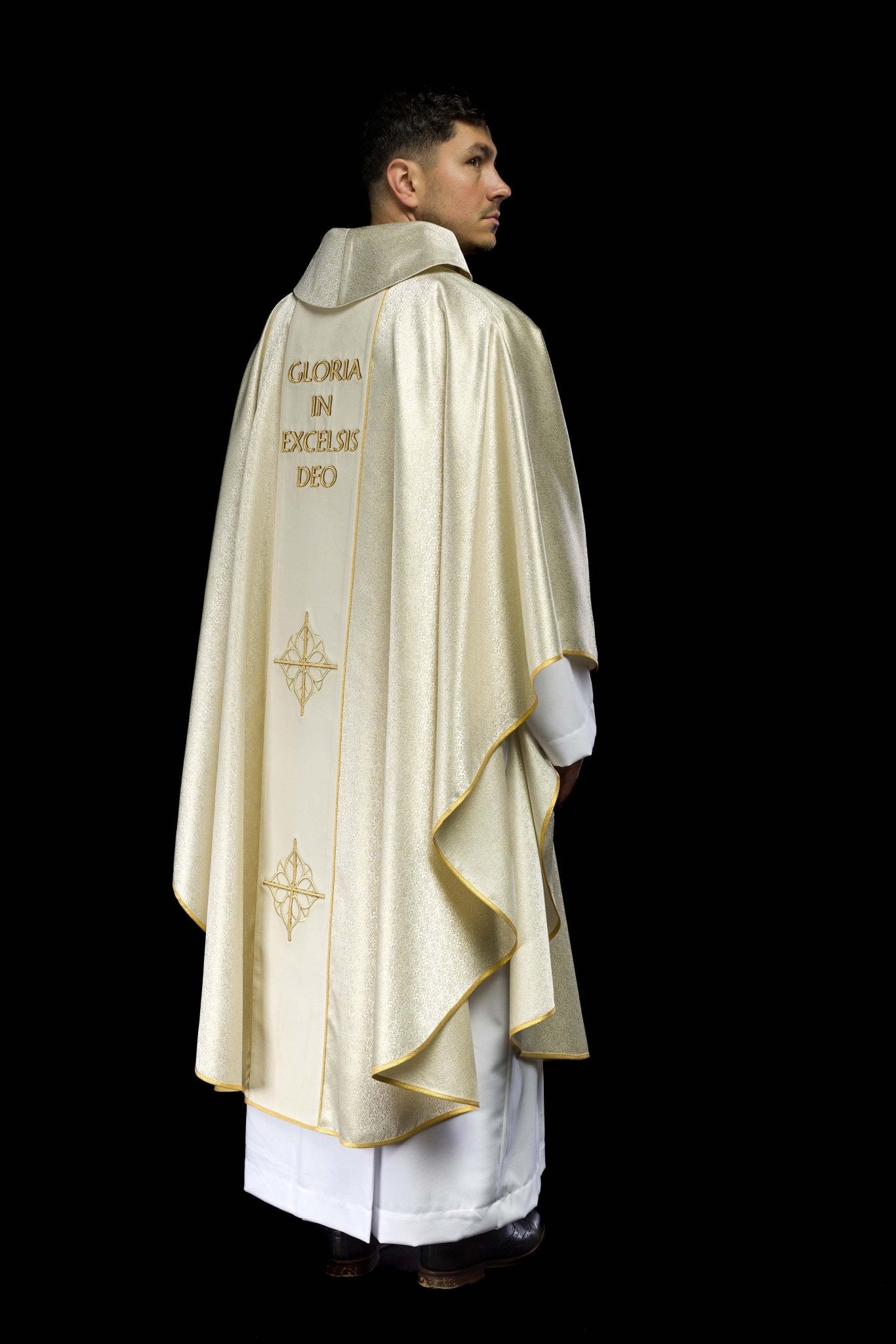 Casula ricamata con l'immagine della Sacra Famiglia su tessuto d'oro KOR/291/05/74 ECRU - PERILPRETE.IT