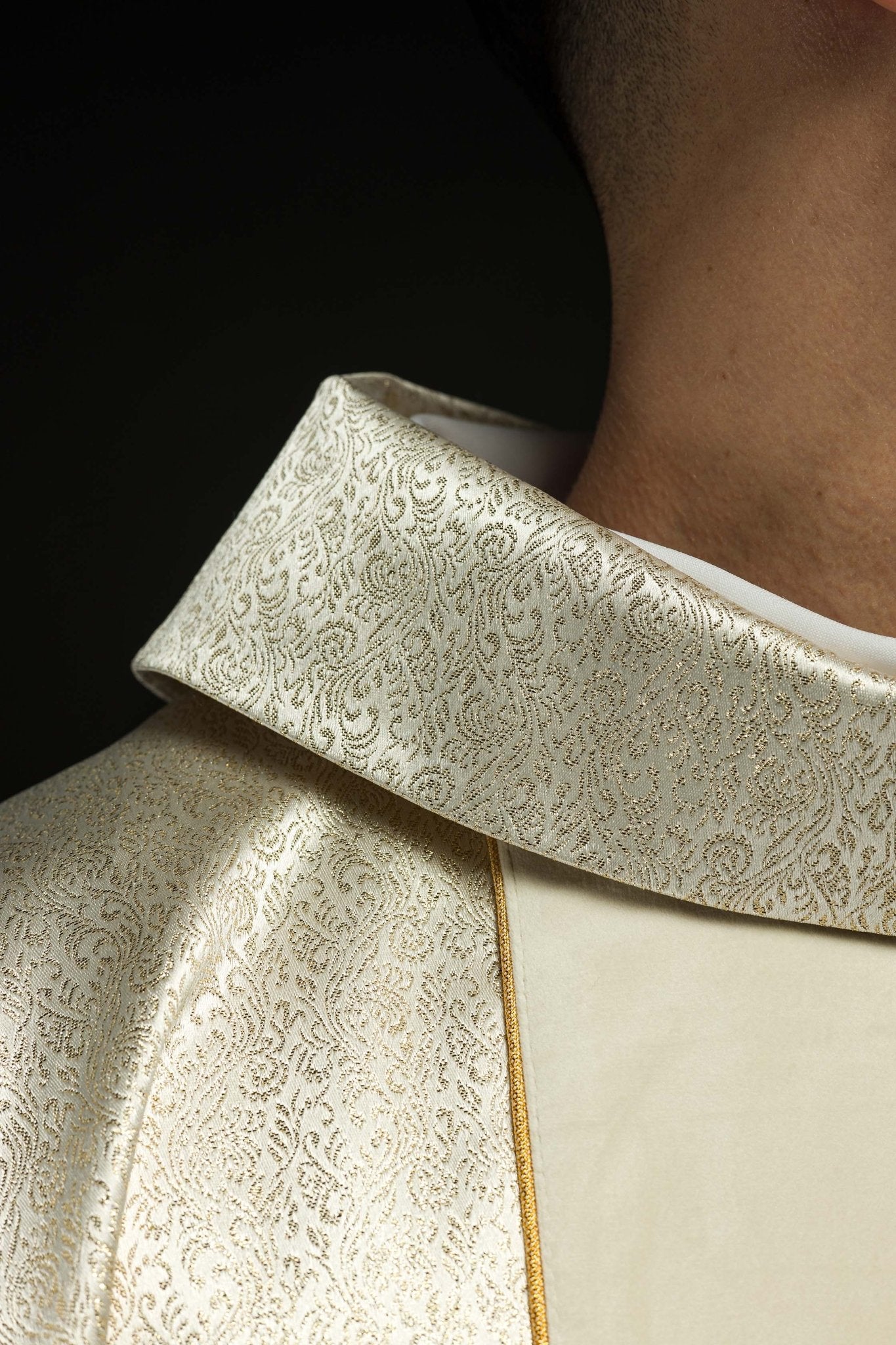 Casula ricamata con l'immagine della Sacra Famiglia su tessuto d'oro KOR/291/05/74 ECRU - PERILPRETE.IT