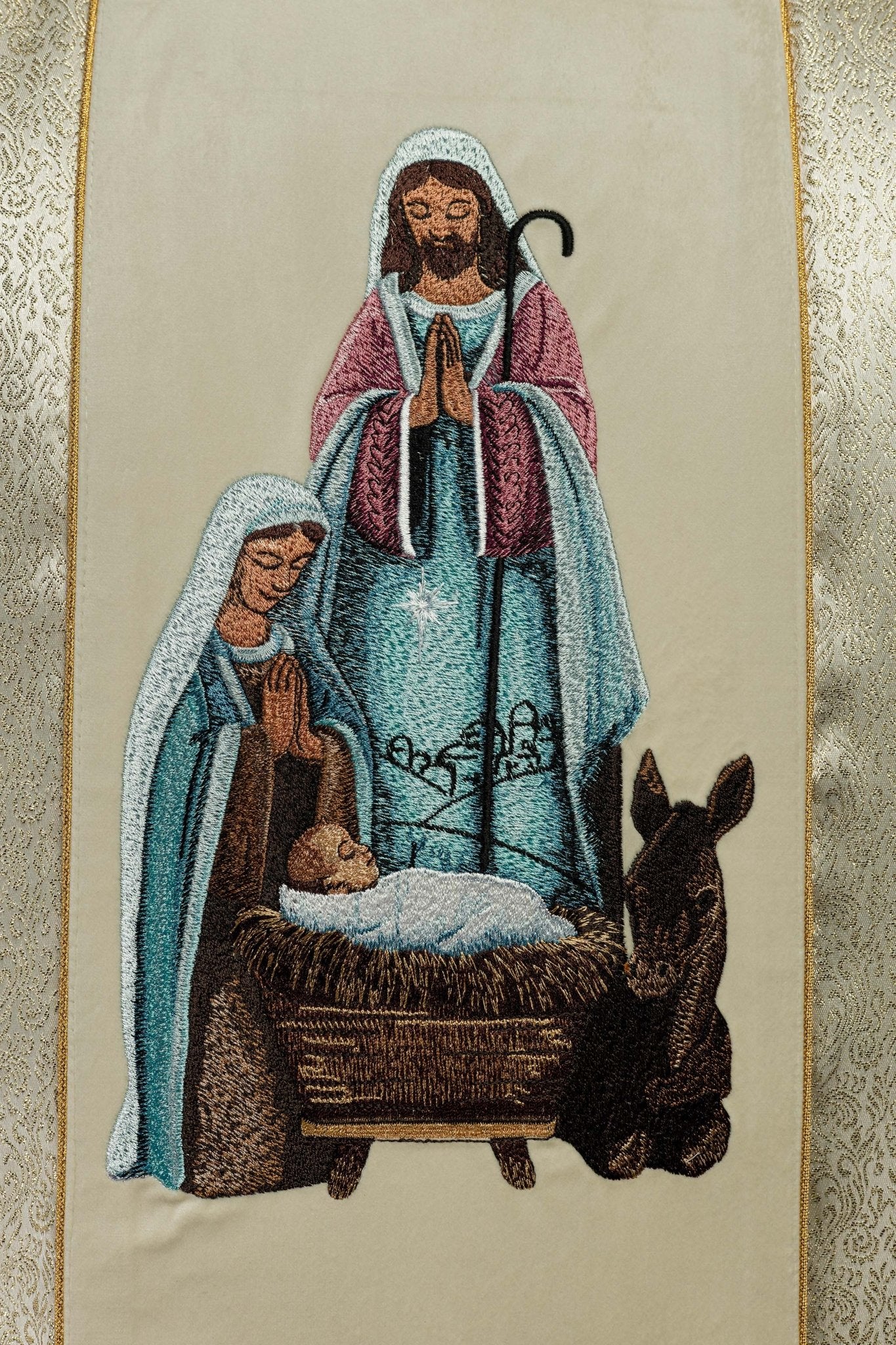 Casula ricamata con l'immagine della Sacra Famiglia su tessuto d'oro KOR/291/05/74 ECRU - PERILPRETE.IT