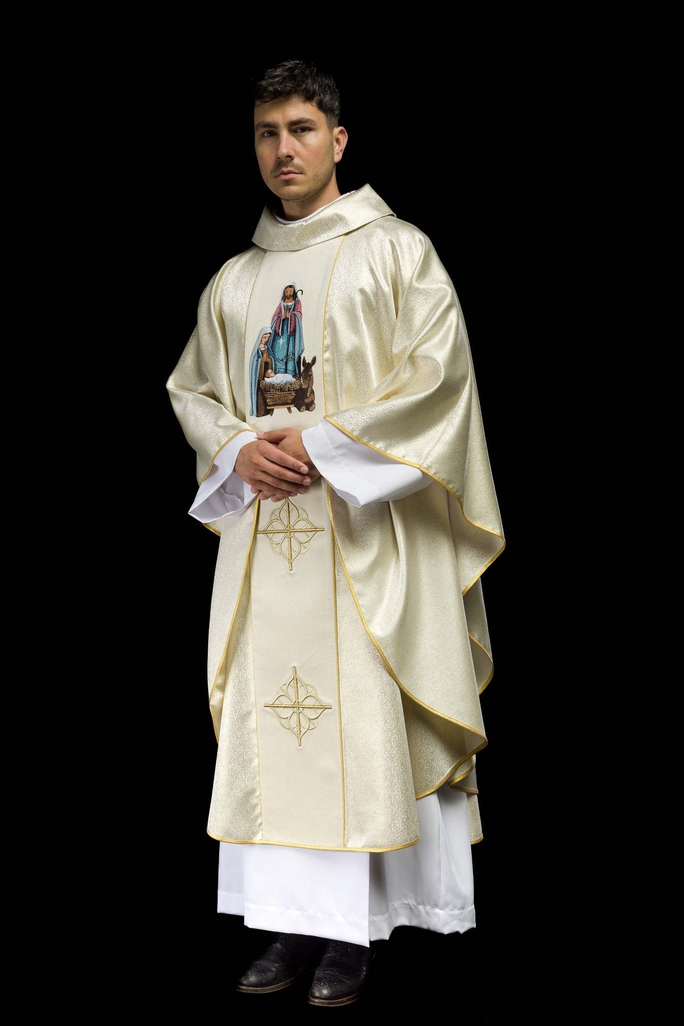 Casula ricamata con l'immagine della Sacra Famiglia su tessuto d'oro KOR/291/05/74 ECRU - PERILPRETE.IT