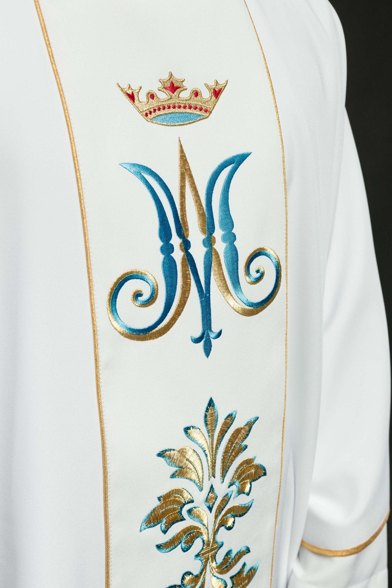 Casula ricamata con motivo mariano bianco KOR/061/04/01 BIAŁY - PERILPRETE.IT