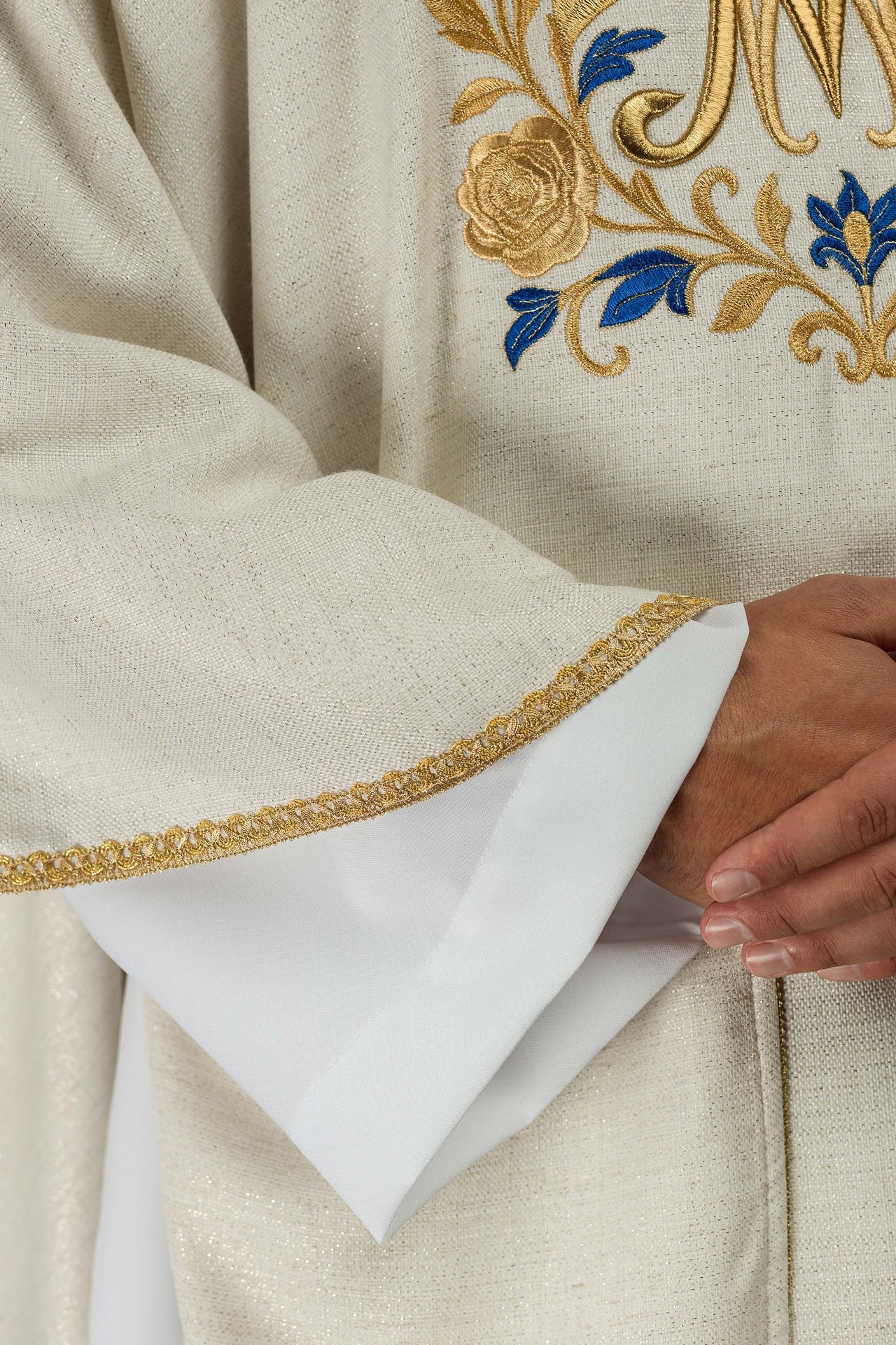 Casula ricamata con motivo mariano in colore écru LE/7045/05 - PERILPRETE.IT