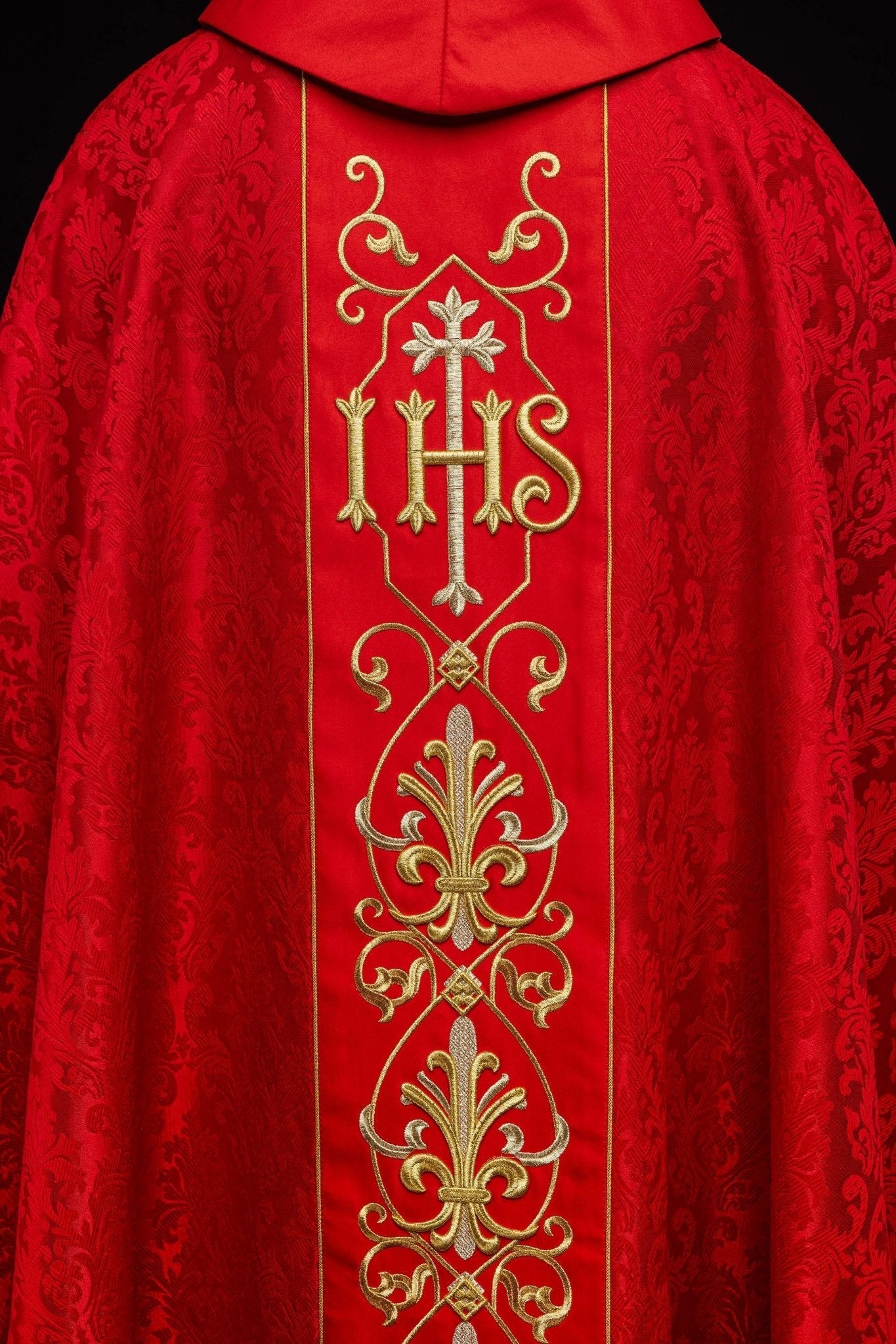 Casula ricamata IHS Rossa con Materiale Decorativo KOR/268/02/67 - PERILPRETE.IT