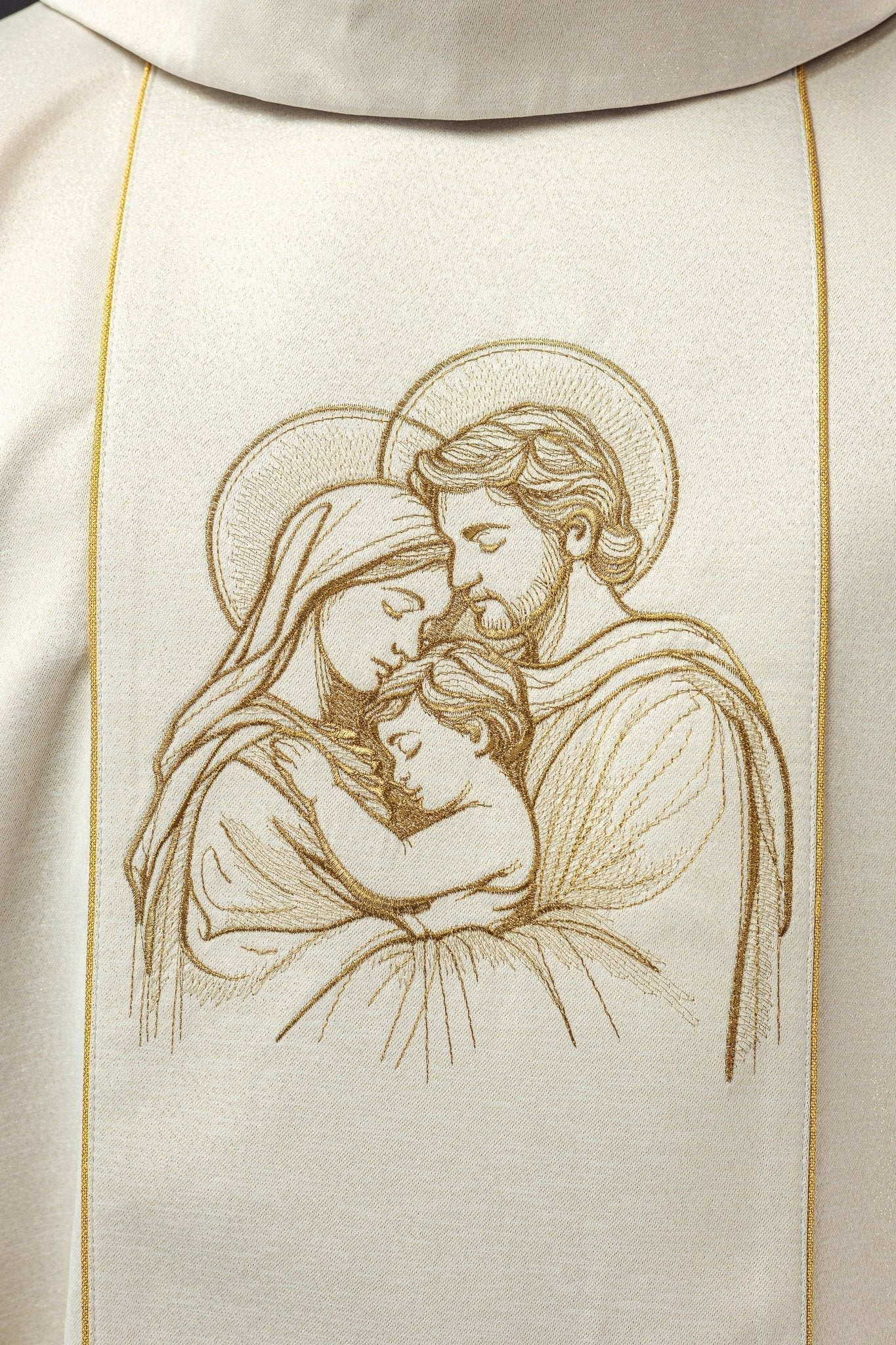 Casula ricamata per Natale con l'immagine della Sacra Famiglia KOW2/020/05/54 - PERILPRETE.IT