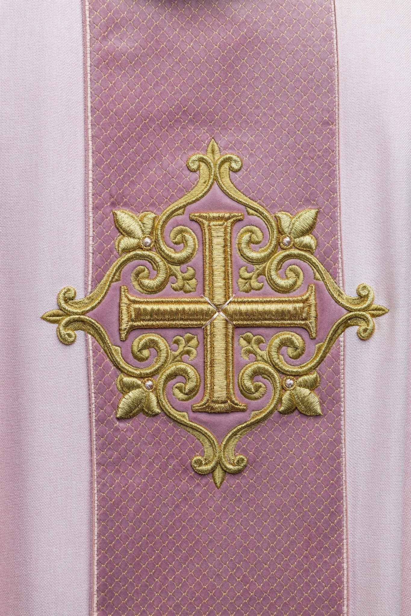 Casula ricamata su velluto con il simbolo della Croce Rosa LE/7029/08 - PERILPRETE.IT