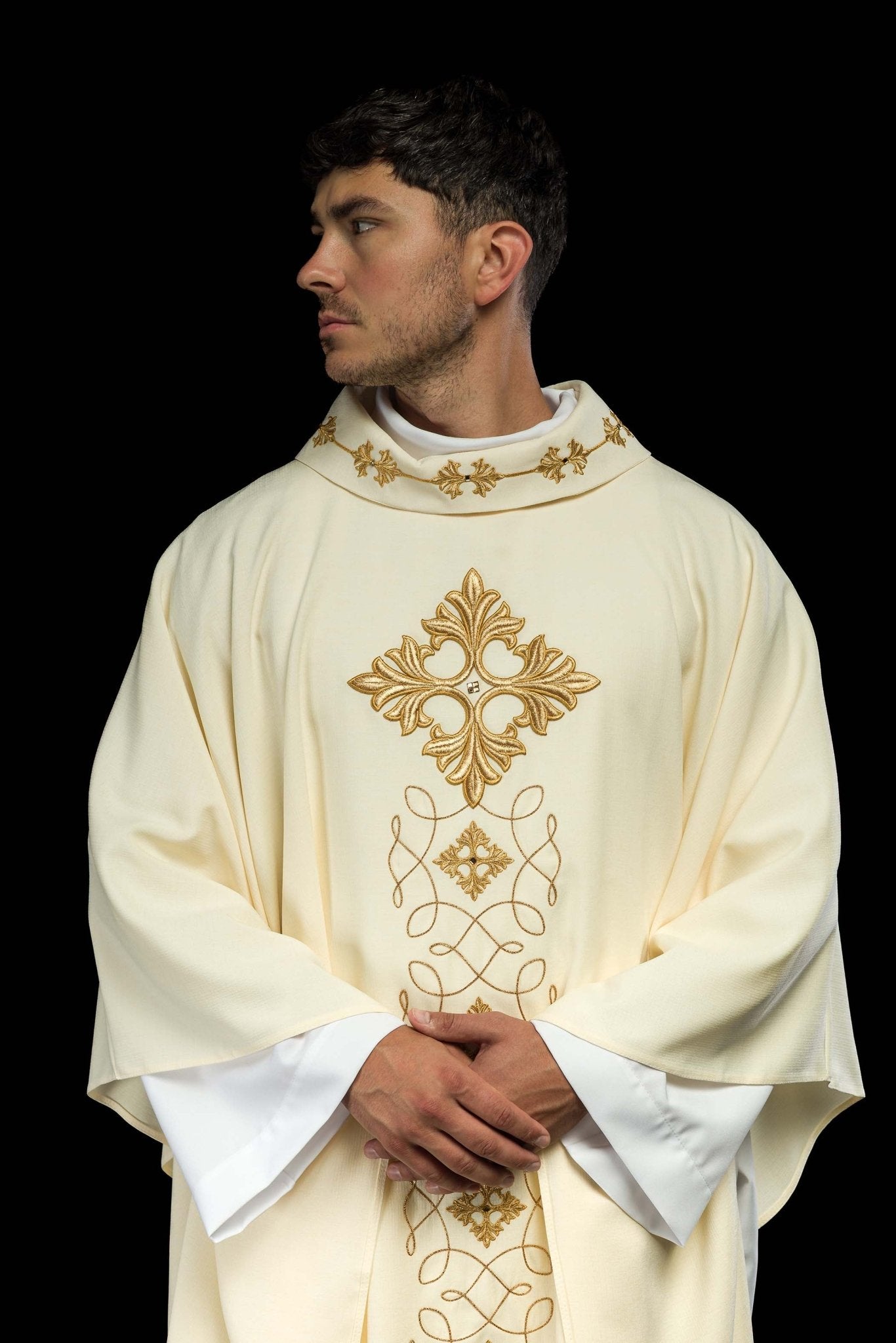 Casula riccamente decorata con spago e pietre decorative LE/7018/05 - PERILPRETE.IT