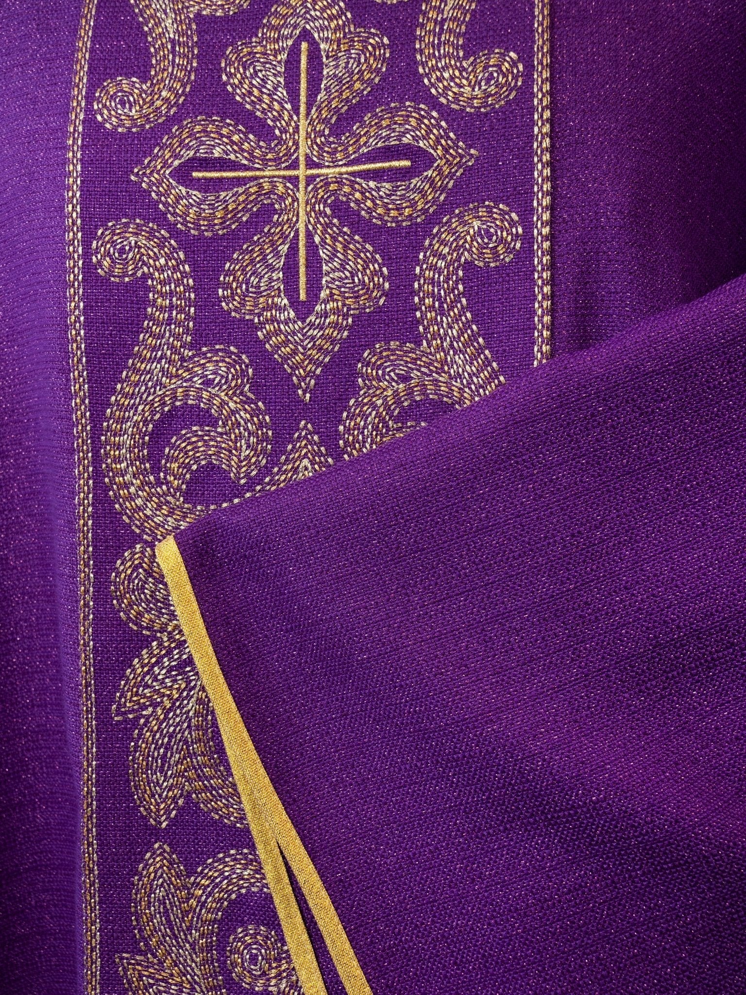 Casula riccamente ricamata con croci viola LE/7028/03 - PERILPRETE.IT