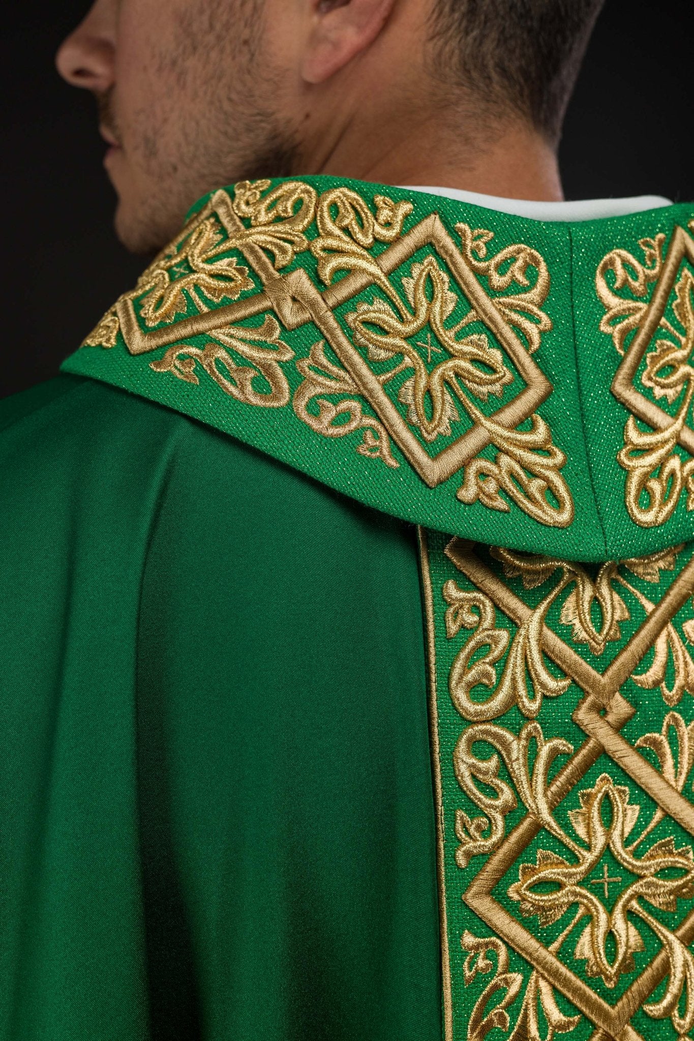 Casula riccamente ricamata con motivo floreale con croci verdi LE/7027/01 - PERILPRETE.IT