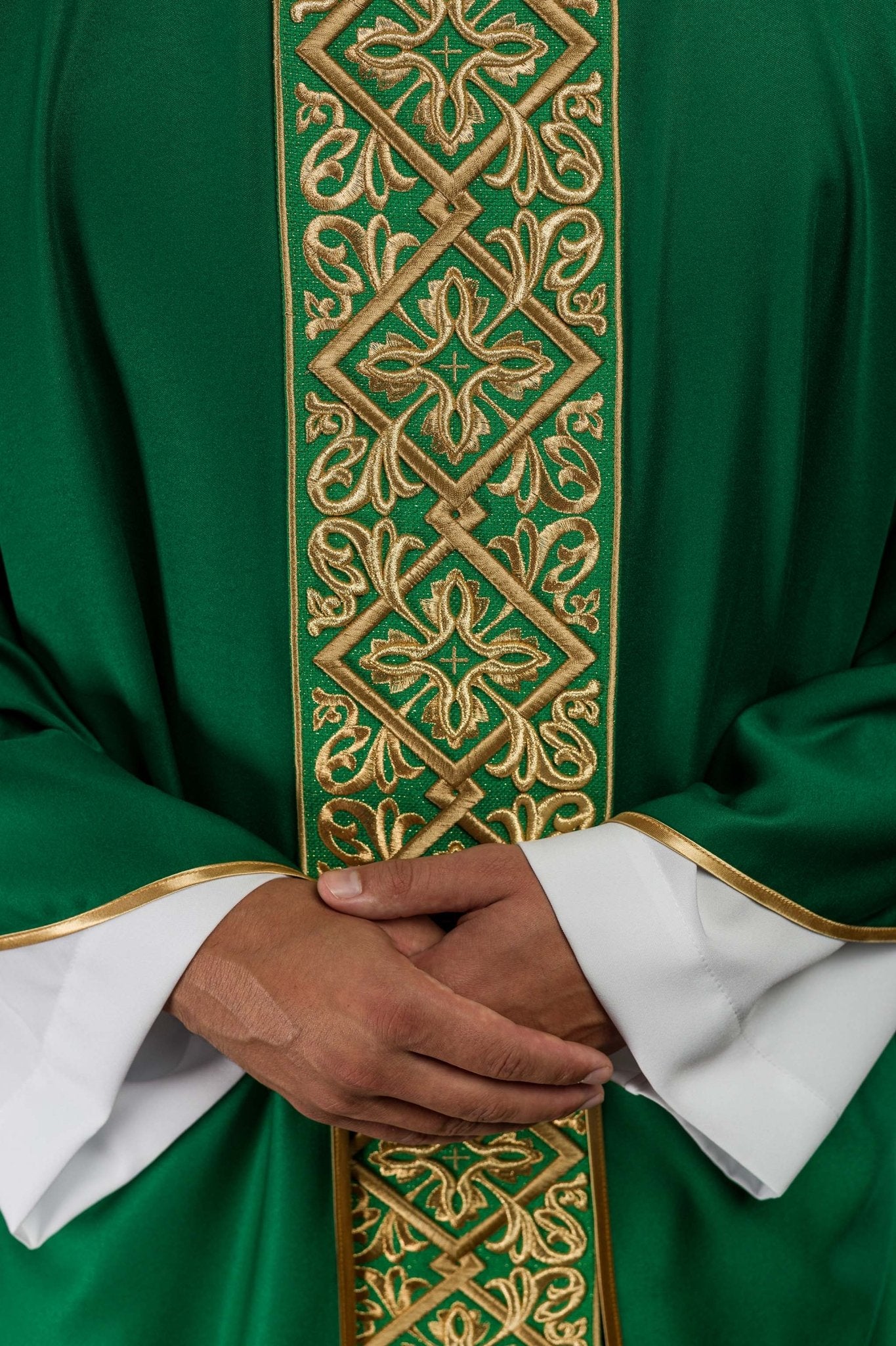 Casula riccamente ricamata con motivo floreale con croci verdi LE/7027/01 - PERILPRETE.IT