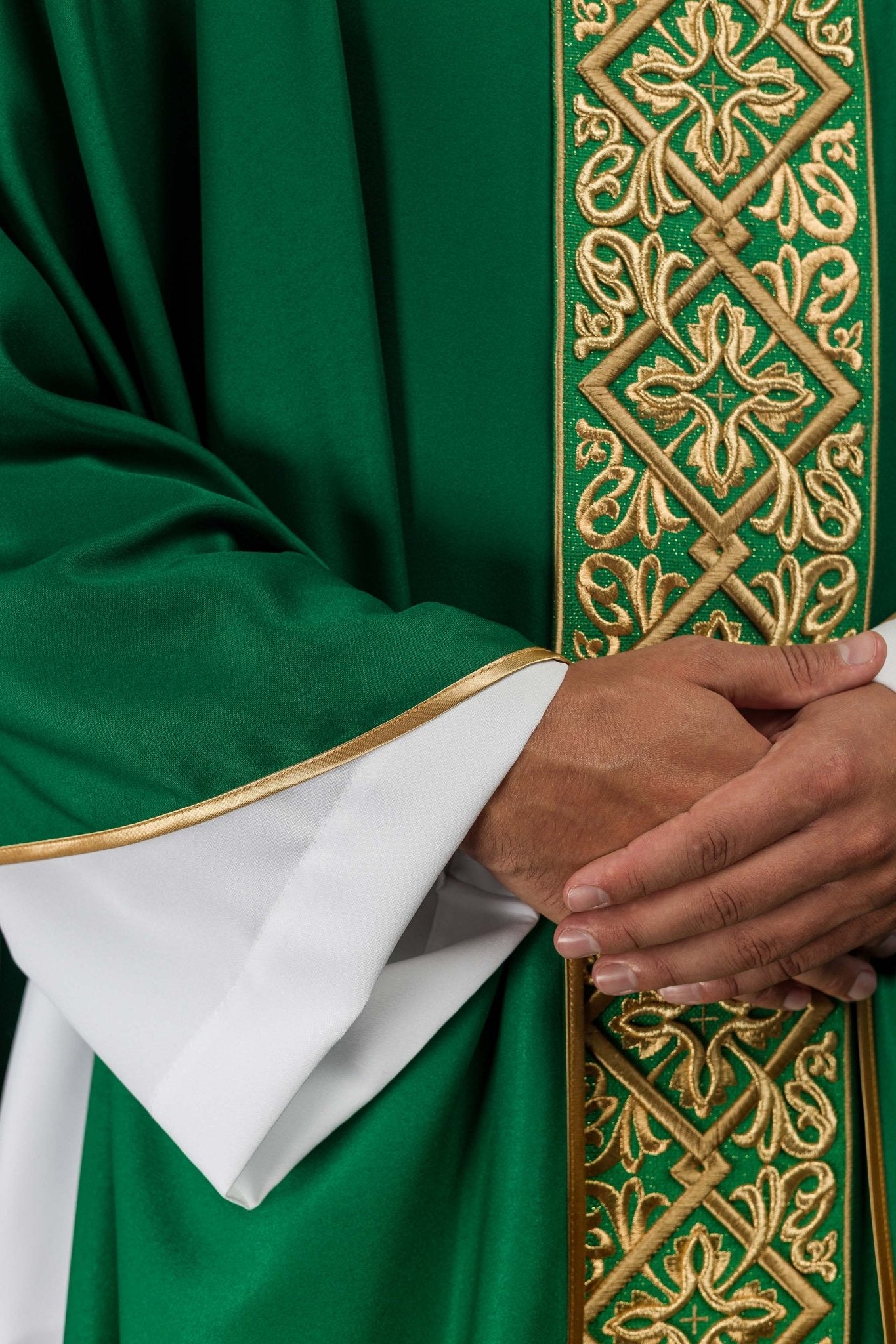 Casula riccamente ricamata con motivo floreale con croci verdi LE/7027/01 - PERILPRETE.IT