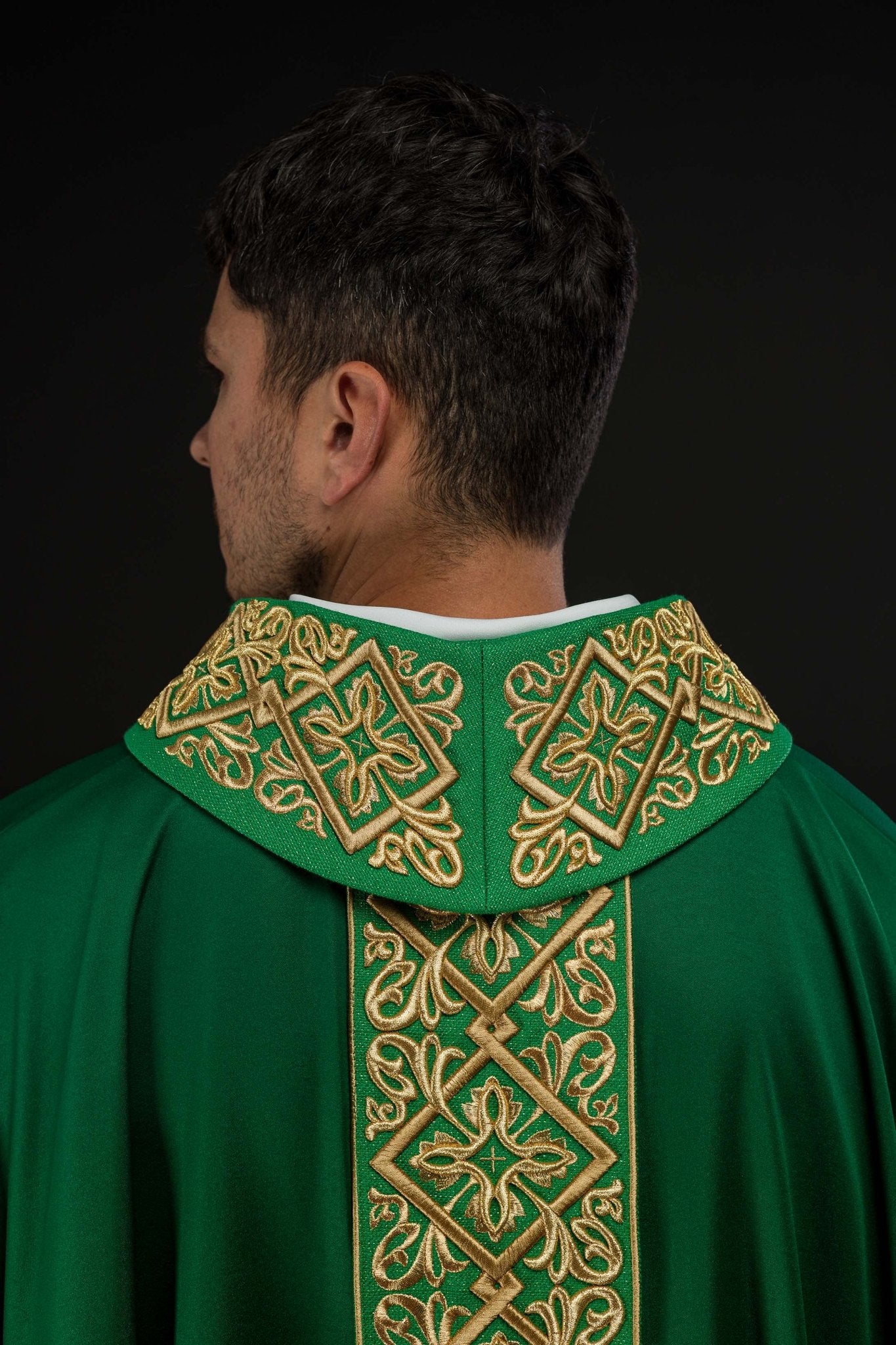 Casula riccamente ricamata con motivo floreale con croci verdi LE/7027/01 - PERILPRETE.IT