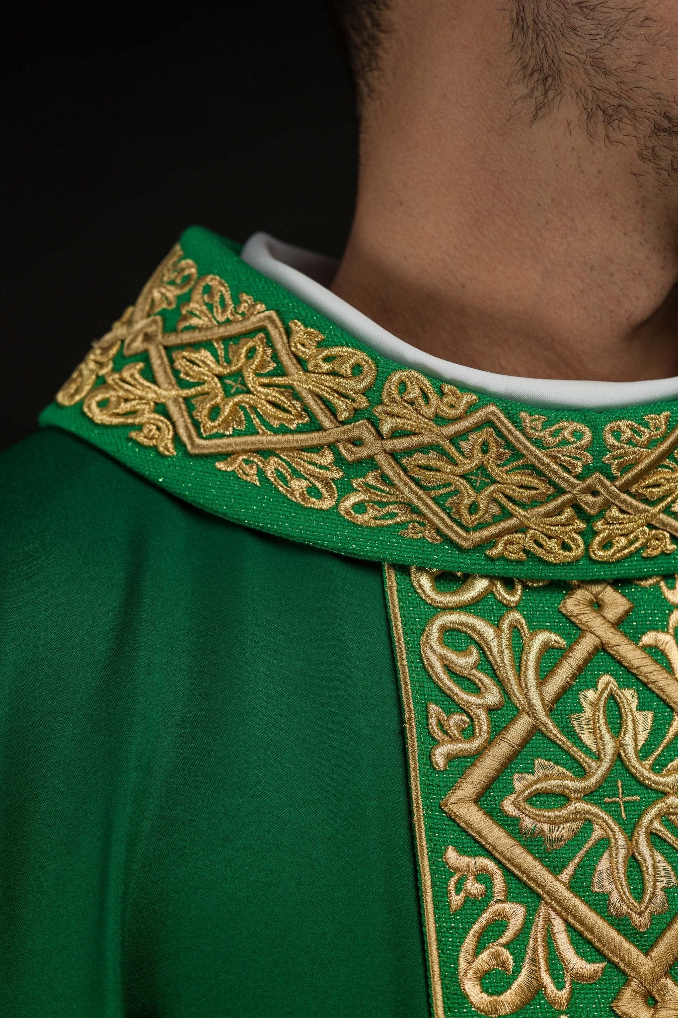Casula riccamente ricamata con motivo floreale con croci verdi LE/7027/01 - PERILPRETE.IT