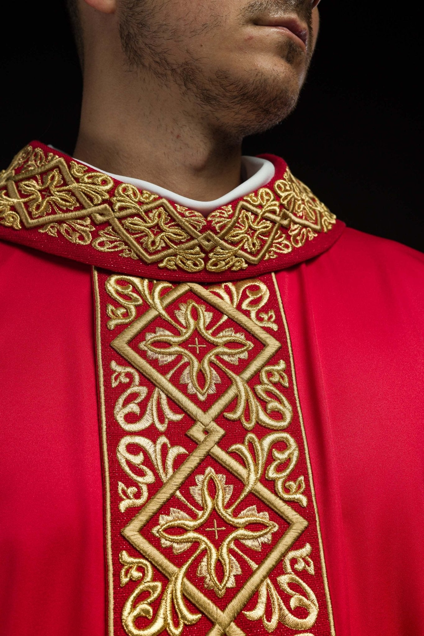 Casula riccamente ricamata con motivo floreale e croci rosse LE/7027/02 - PERILPRETE.IT