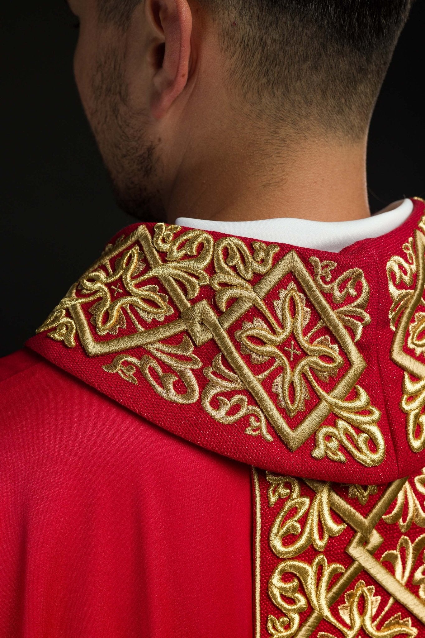 Casula riccamente ricamata con motivo floreale e croci rosse LE/7027/02 - PERILPRETE.IT