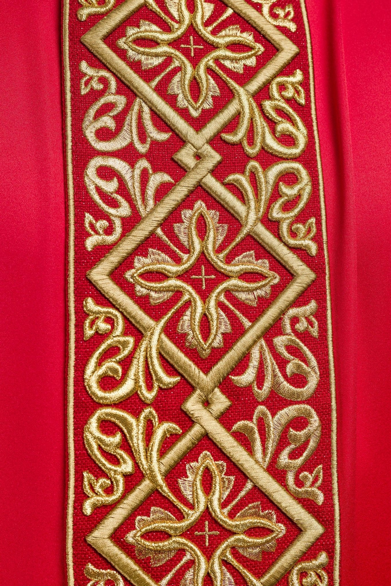 Casula riccamente ricamata con motivo floreale e croci rosse LE/7027/02 - PERILPRETE.IT