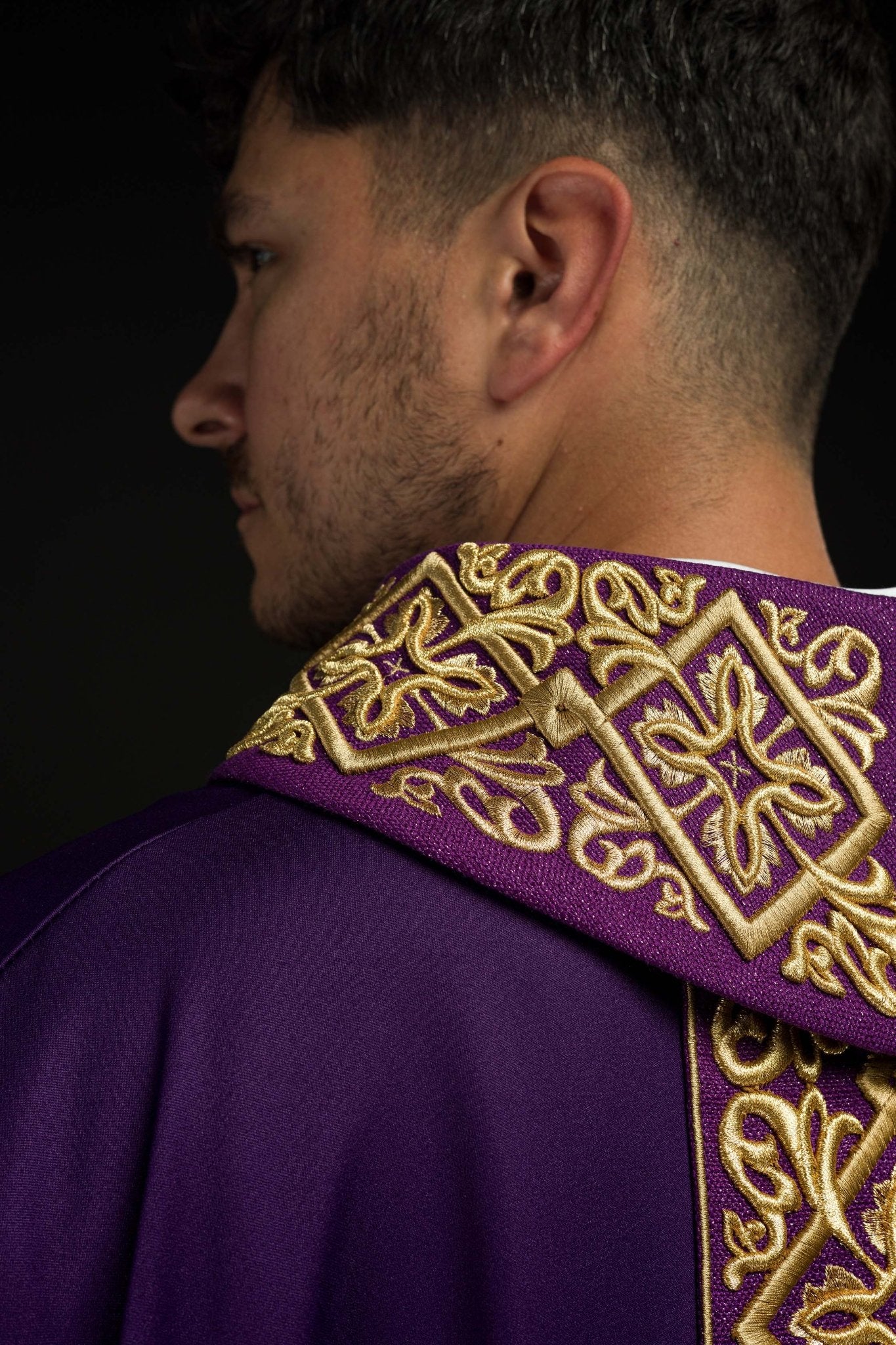 Casula riccamente ricamata con motivo floreale e croci Viola LE/7027/03 - PERILPRETE.IT