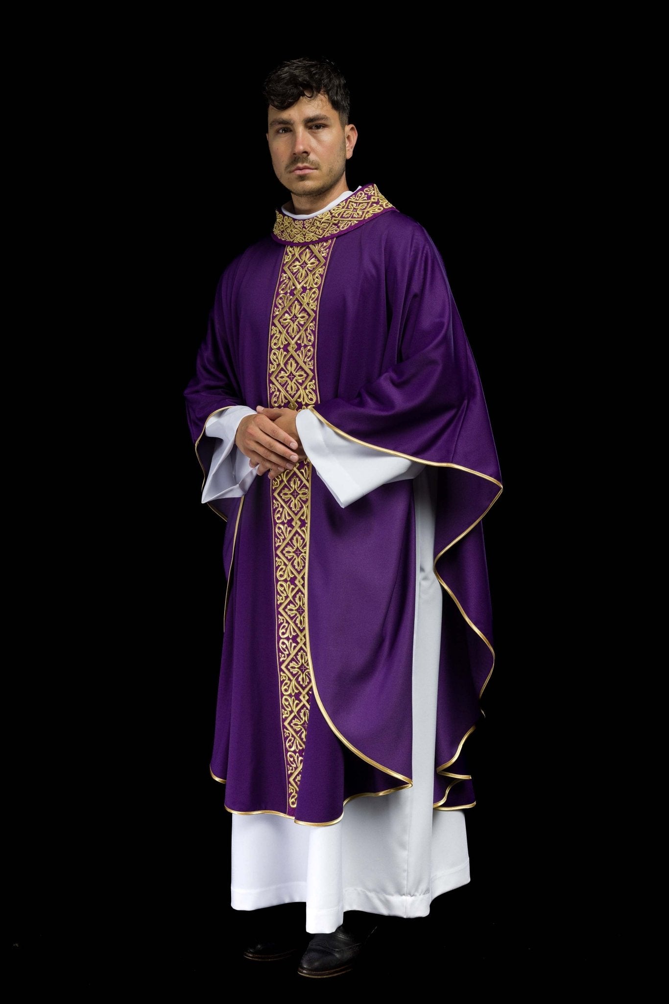 Casula riccamente ricamata con motivo floreale e croci Viola LE/7027/03 - PERILPRETE.IT