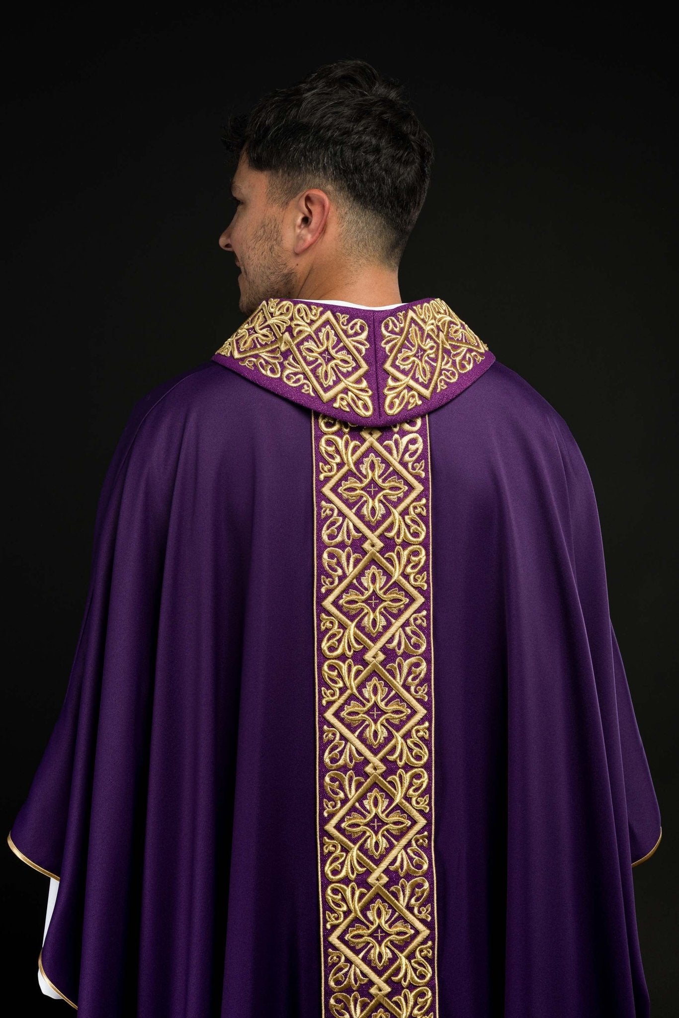 Casula riccamente ricamata con motivo floreale e croci Viola LE/7027/03 - PERILPRETE.IT