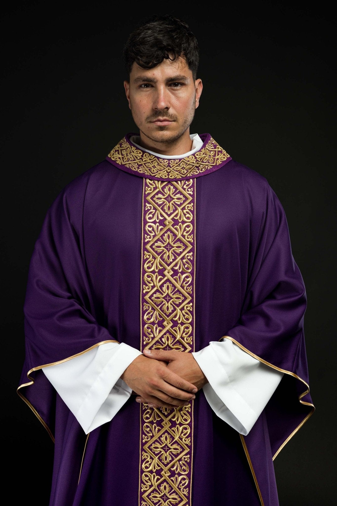 Casula riccamente ricamata con motivo floreale e croci Viola LE/7027/03 - PERILPRETE.IT