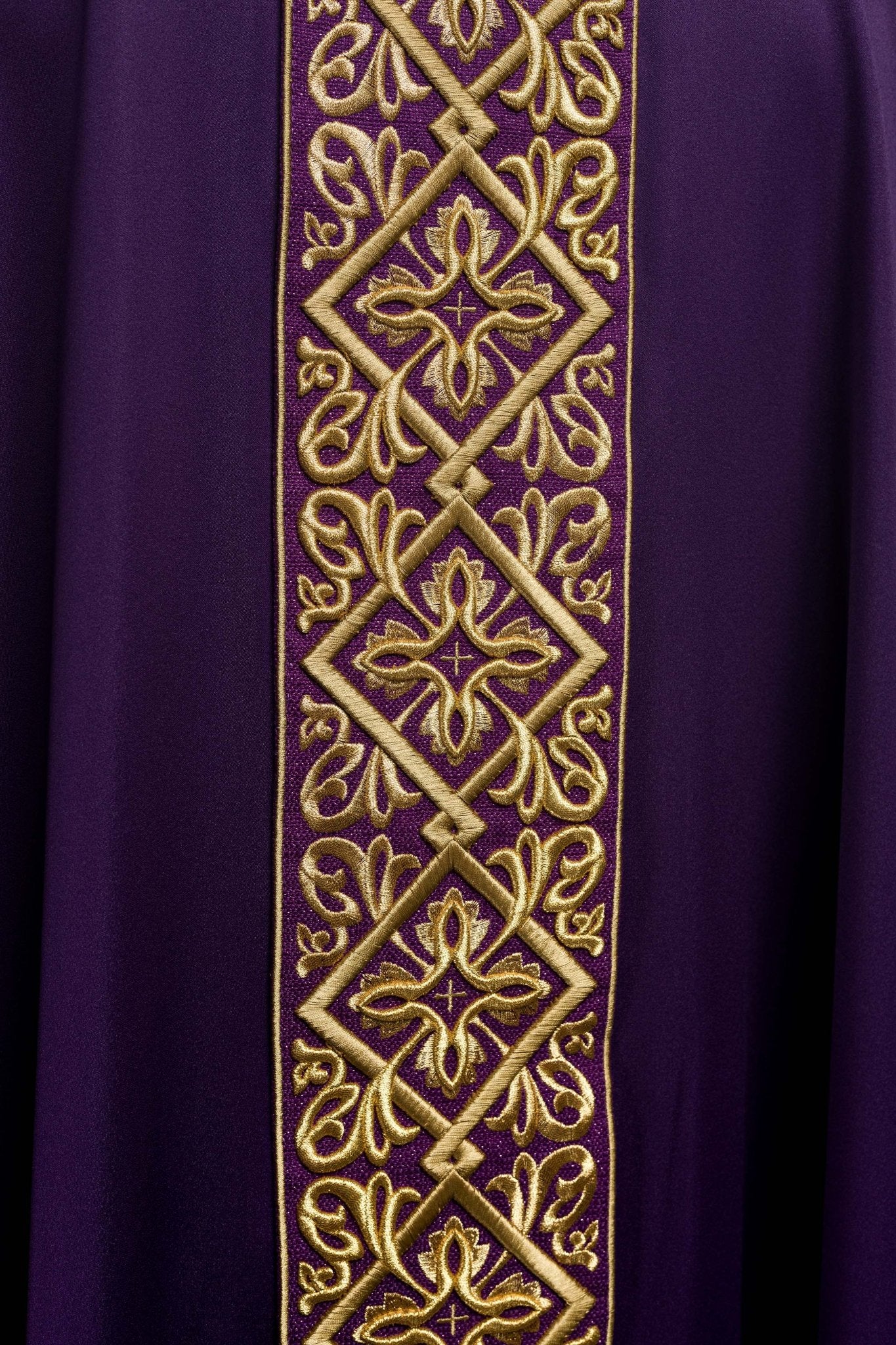 Casula riccamente ricamata con motivo floreale e croci Viola LE/7027/03 - PERILPRETE.IT