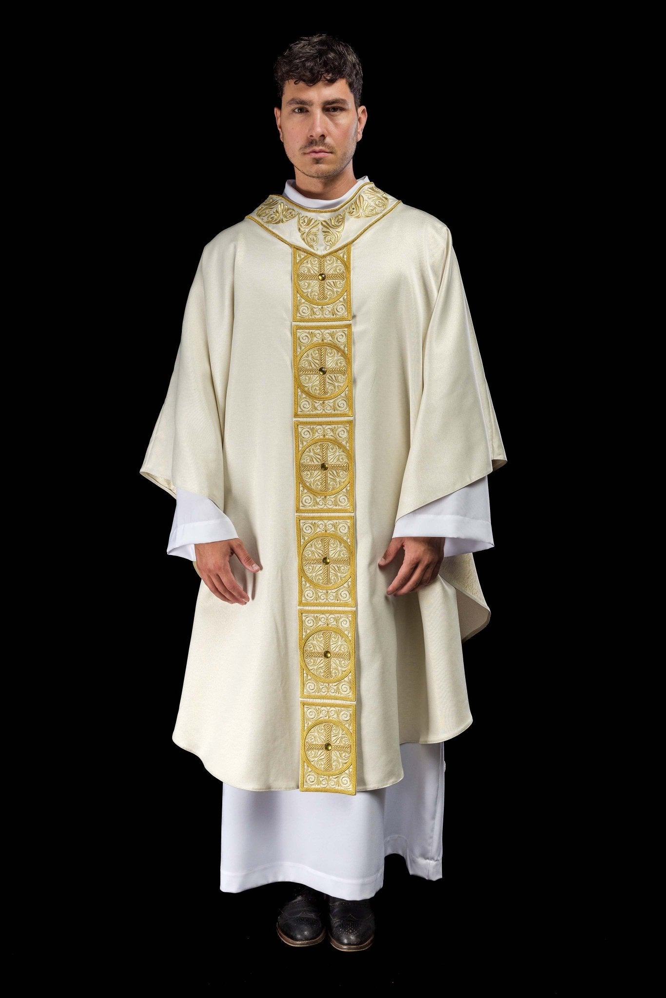 Casula riccamente ricamata con pietre decorative LE/7012/05 - PERILPRETE.IT