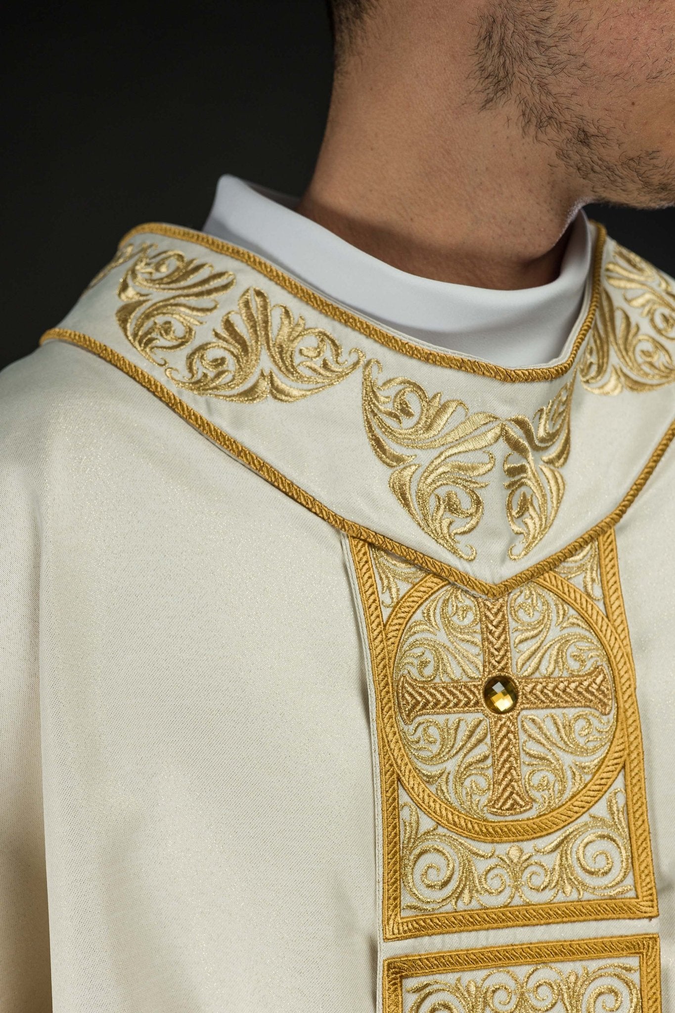 Casula riccamente ricamata con pietre decorative LE/7012/05 - PERILPRETE.IT